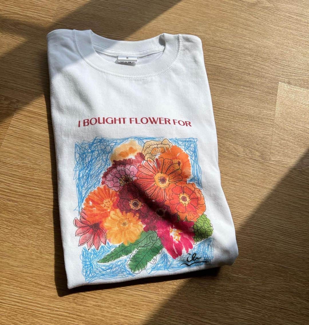 original brand 【ilu098】さんのインスタグラム写真 - (original brand 【ilu098】Instagram)「💐シリーズ最新作💐 「お花を買ってきたよ」Tシャツ Designed @airi_ilu  サイズ: S M L XL  《販売》　 店舗: 4/29(土)11時~ Web: 4/29(土)19時~  GWの初日を彩る 最高に可愛い1枚が誕生します。　 アイル花とご一緒にるんるんで ホリディを楽しもう。  #ilu098 #白t #花のアイル暮らし #花tシャツ #沖縄ファッション #半袖tシャツ #iboughtflowers」4月28日 20時42分 - ilu098