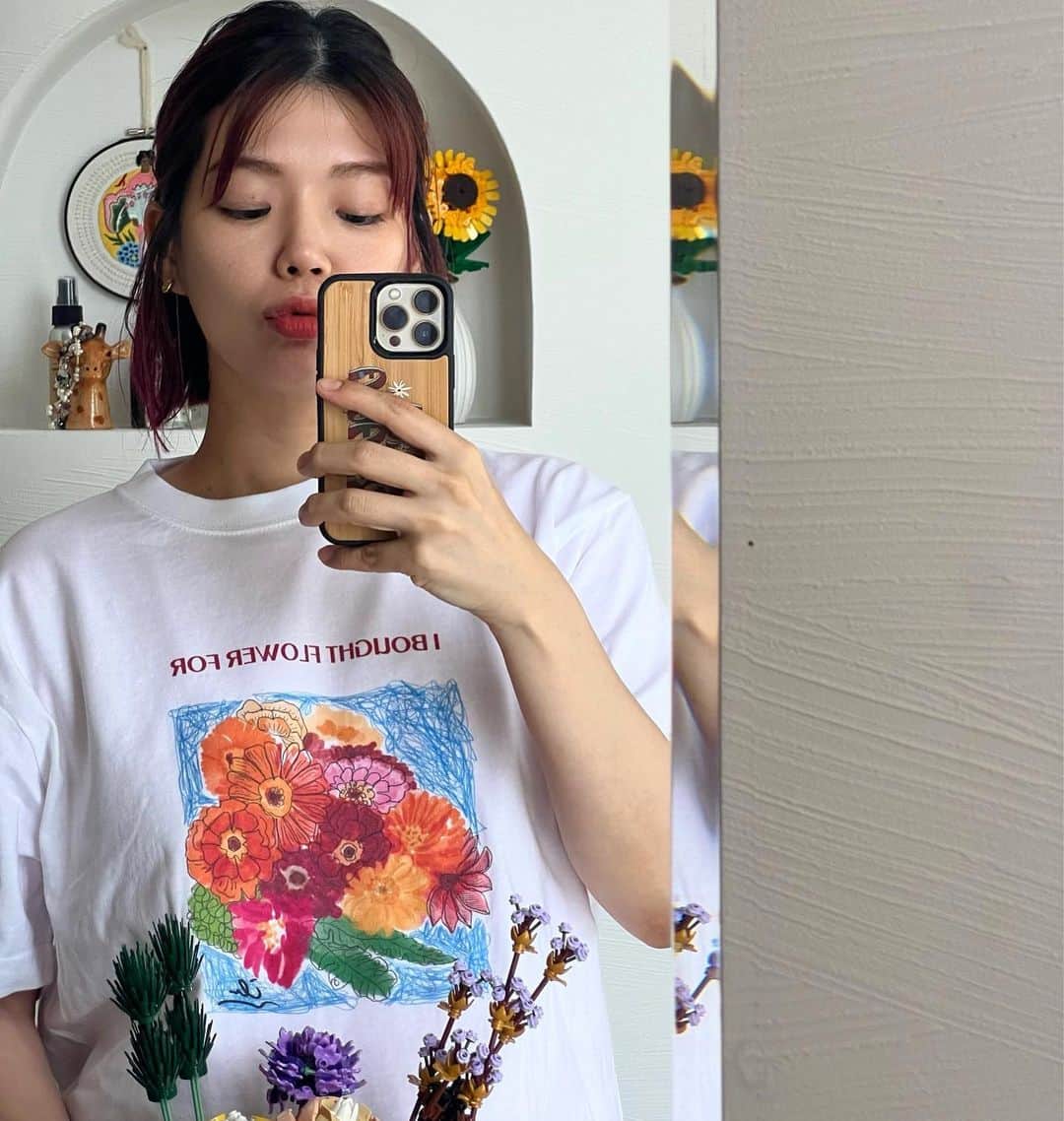 original brand 【ilu098】さんのインスタグラム写真 - (original brand 【ilu098】Instagram)「💐シリーズ最新作💐 「お花を買ってきたよ」Tシャツ Designed @airi_ilu  サイズ: S M L XL  《販売》　 店舗: 4/29(土)11時~ Web: 4/29(土)19時~  GWの初日を彩る 最高に可愛い1枚が誕生します。　 アイル花とご一緒にるんるんで ホリディを楽しもう。  #ilu098 #白t #花のアイル暮らし #花tシャツ #沖縄ファッション #半袖tシャツ #iboughtflowers」4月28日 20時42分 - ilu098
