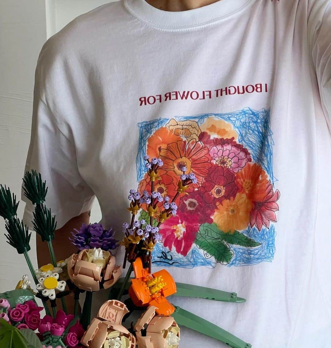 original brand 【ilu098】さんのインスタグラム写真 - (original brand 【ilu098】Instagram)「💐シリーズ最新作💐 「お花を買ってきたよ」Tシャツ Designed @airi_ilu  サイズ: S M L XL  《販売》　 店舗: 4/29(土)11時~ Web: 4/29(土)19時~  GWの初日を彩る 最高に可愛い1枚が誕生します。　 アイル花とご一緒にるんるんで ホリディを楽しもう。  #ilu098 #白t #花のアイル暮らし #花tシャツ #沖縄ファッション #半袖tシャツ #iboughtflowers」4月28日 20時42分 - ilu098