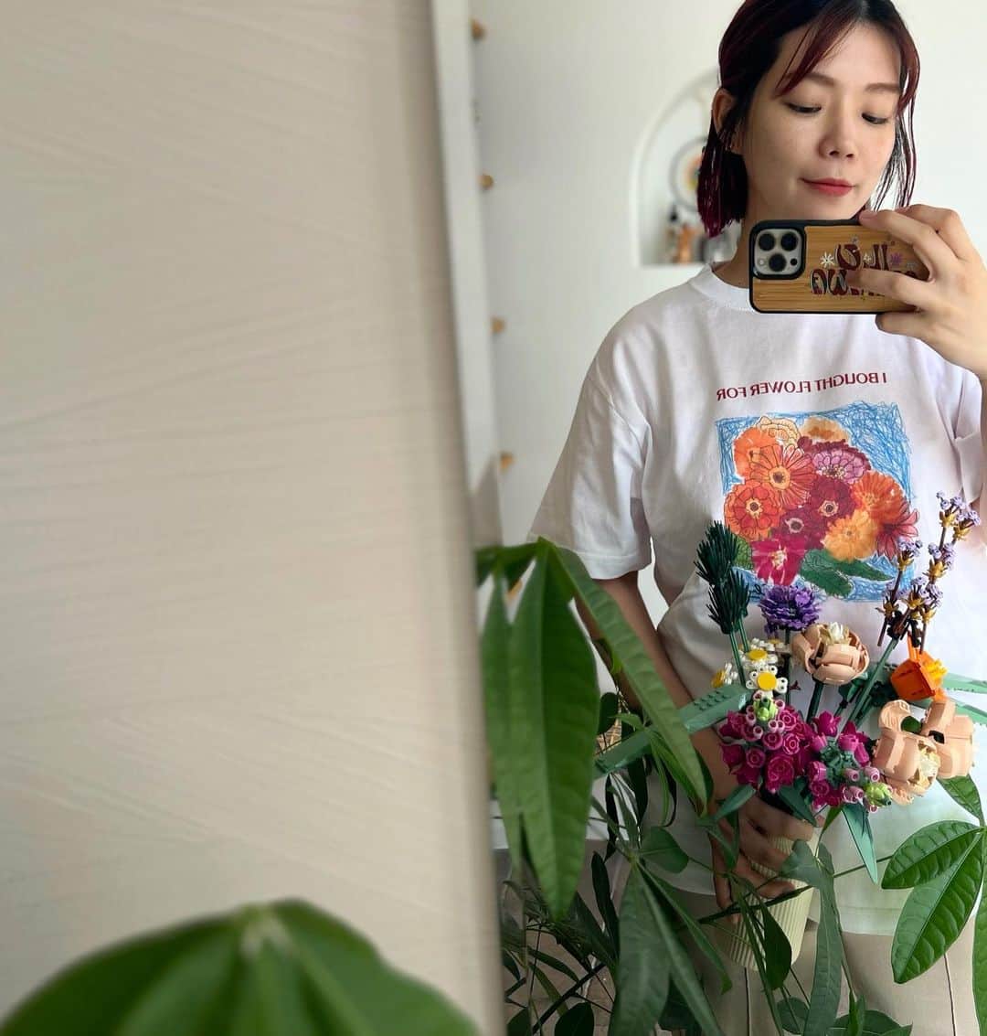 original brand 【ilu098】さんのインスタグラム写真 - (original brand 【ilu098】Instagram)「💐シリーズ最新作💐 「お花を買ってきたよ」Tシャツ Designed @airi_ilu  サイズ: S M L XL  《販売》　 店舗: 4/29(土)11時~ Web: 4/29(土)19時~  GWの初日を彩る 最高に可愛い1枚が誕生します。　 アイル花とご一緒にるんるんで ホリディを楽しもう。  #ilu098 #白t #花のアイル暮らし #花tシャツ #沖縄ファッション #半袖tシャツ #iboughtflowers」4月28日 20時42分 - ilu098