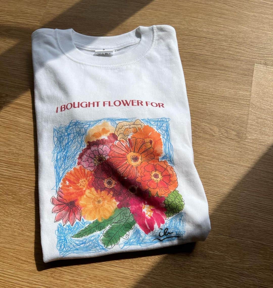 original brand 【ilu098】さんのインスタグラム写真 - (original brand 【ilu098】Instagram)「💐シリーズ最新作💐 「お花を買ってきたよ」Tシャツ Designed @airi_ilu  サイズ: S M L XL  《販売》　 店舗: 4/29(土)11時~ Web: 4/29(土)19時~  GWの初日を彩る 最高に可愛い1枚が誕生します。　 アイル花とご一緒にるんるんで ホリディを楽しもう。  #ilu098 #白t #花のアイル暮らし #花tシャツ #沖縄ファッション #半袖tシャツ #iboughtflowers」4月28日 20時42分 - ilu098