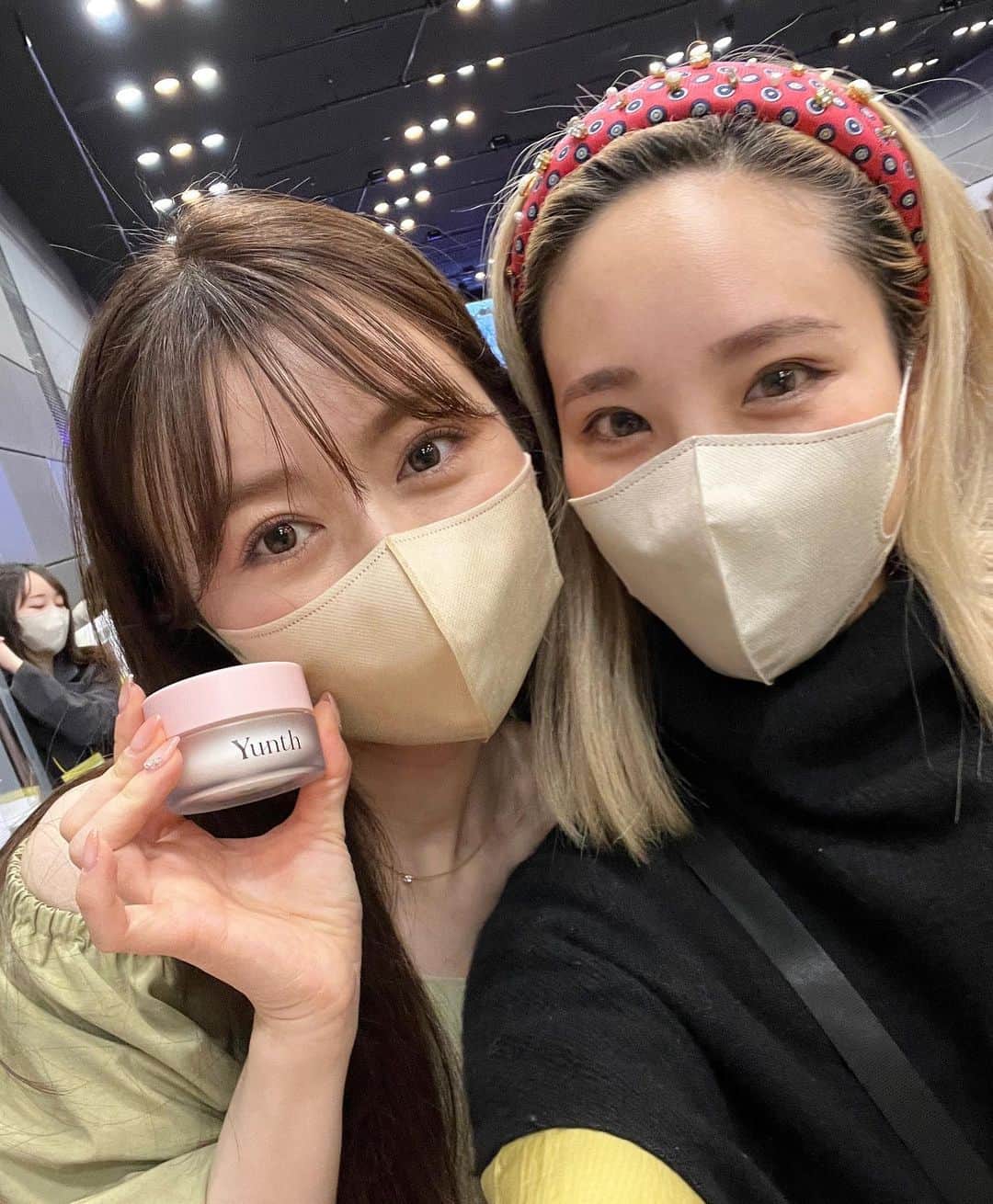 mikerr（ミカ）のインスタグラム：「...前回の続き  10年目を迎えたロフトコスメフェスティバル2023 2nd！  Yunthの生ビタミンCクリームの美白力の理由を、プロデューサーの、千葉由佳さんから直接伝授してもらいました！  キーワードは「TECA」！  CICAから有用成分だけを抽出した原料なんだって！私はこれからTECAを追うことにした🙋🏼‍♀️  2023年も張り切って美白を追求してくぞ。  あー、由佳さん可愛かった♡  全国のLOFTで開催中のコスメフェスみんなも注目すべし！  #ロフト展示会  #ロフトのコスフェス  #PR」