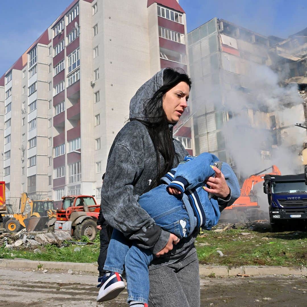 AFP通信さんのインスタグラム写真 - (AFP通信Instagram)「AFP Photo 📷 Sergei Supinsky - A woman walks past damaged residential buildings as she carries a child in Uman, around 215km southern Kyiv, on April 28, 2023, after Russian missile strikes targeted several Ukrainian cities overnight.⁣ ⁣ Ukraine and Russia have been fighting since Moscow's February 2022 invasion and Ukraine says it has been preparing for months a counter-offensive aimed at repelling Russian forces from the territory they currently hold in the east and south.」4月28日 20時45分 - afpphoto