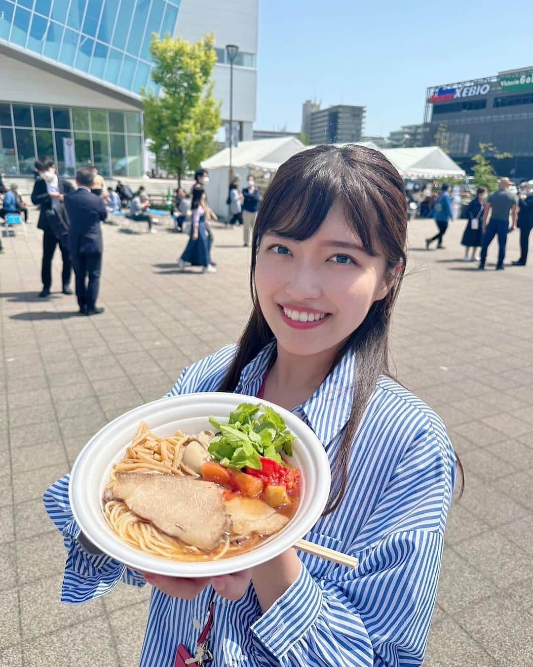 内田有香さんのインスタグラム写真 - (内田有香Instagram)「🍜仙台ラーメンフェスタ2023開幕です💕  宮城、秋田、東京、 そして北海道から博多まで 全国各地の人気ラーメン店が集結🔥  私が持っているのは、 チャージとコラボした「仙臺くろく」のラーメン🍜 ガーリックトマトと牡蠣のあんかけをトッピング🍅🧄🦪 ここでしか味わえないので是非♡  4/28(金)〜5/7(日) 11:00〜20:00(最終日は18:00まで)  あすと長町杜の広場公園 (JR長町駅・仙台市地下鉄南北線長町駅から徒歩5分)  950円/1杯(追加トッピングは別料金) 6杯分5,000円のお得な割引チケット有  ゴールデンウィークは食べ比べにきてね〜🍜🍜🍜  #ラーメン #ラーメンフェスタ #仙台 #アナウンサー  #北海道  麺や虎鉄 #秋田  秋田錦本店 #宮城  仙臺くろく LABO． #群馬  らーめんダイニング庵 #茨城  活龍 #東京  ラーメン巌哲 味噌ラーメン百庵 (4/28～5/2)  どみそ (5/3～5/7)  #愛知  獅子丸✕すぐれ #大阪  らーめんこれこれ #福岡  麺屋たいそん」4月28日 20時46分 - yuuka_uchida_