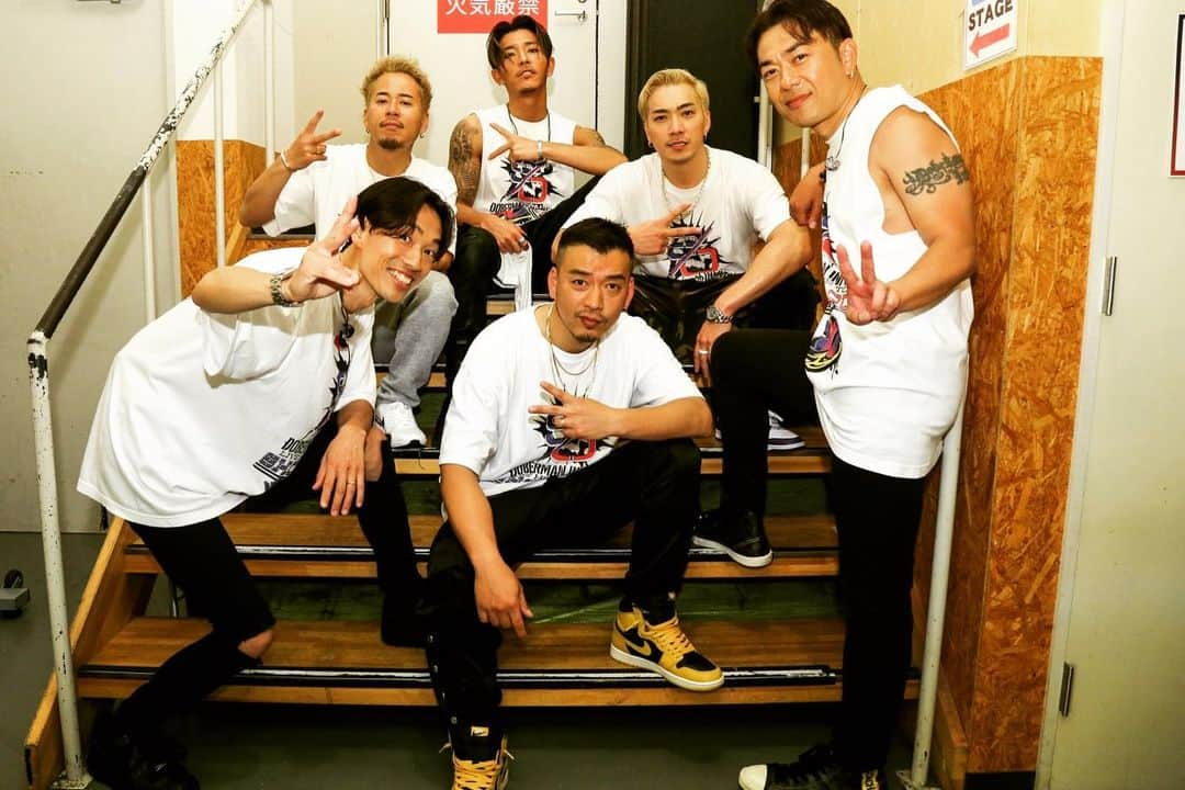 野替愁平さんのインスタグラム写真 - (野替愁平Instagram)「LIVE HOUSE TOUR 2023 “SHOUT OUT to D6” 全9公演が終わりました‼️ 本当に楽しいツアーでした。 参加してくれた皆さんに感謝です。落選してしまい参加できなかった皆さん。また必ずやるので(やろうね！？)待っててね‼️  いやあ、本当に本当に楽しい時間でした✨みんなの声が久々に聴けて最幸でした😆✨  Love yall🖤🖤🖤  Big shout out to… Nagoya ↓ Hiroshima ↓ Fukuoka ↓ Ehime ↓ Osaka ↓ Sendai ↓ Niigata ↓ Sapporo ↓ Tokyo  #DobermanInfinity #D6 #絆」4月28日 20時48分 - sway_ldh