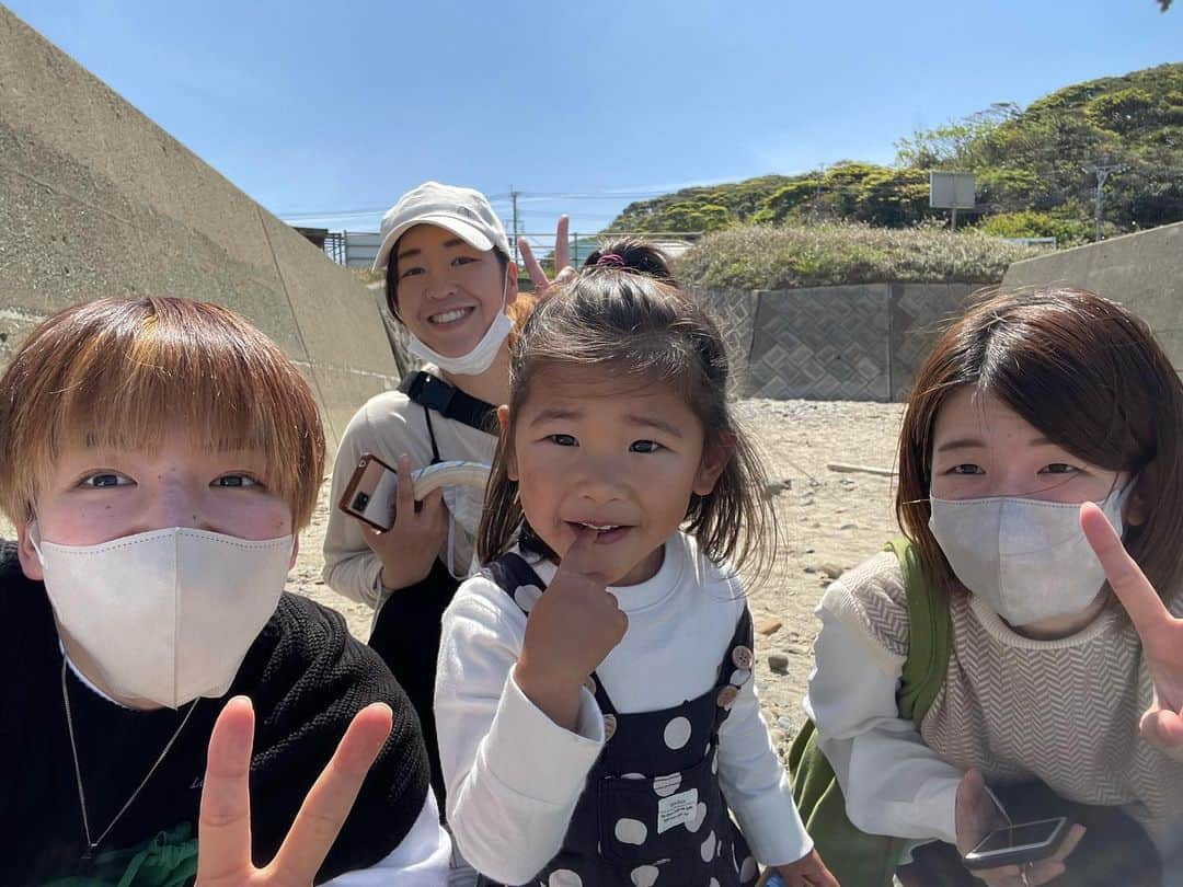 林咲希さんのインスタグラム写真 - (林咲希Instagram)「家族時間🥰 姉2人と姪っ子 　　　　　　　　　　　　　　　　　　　　　　　 母もご近所さんもおかえり〜😊 って迎えてくれるあたたかい実家 ありがとうございます☺️ 　　　　　　　　　　　　　　　　　　　　　  #itodessin  #blueroof #カレント 糸島いいところだから みんなぜひ行ってみてね！！」4月28日 20時48分 - h_kiki__7