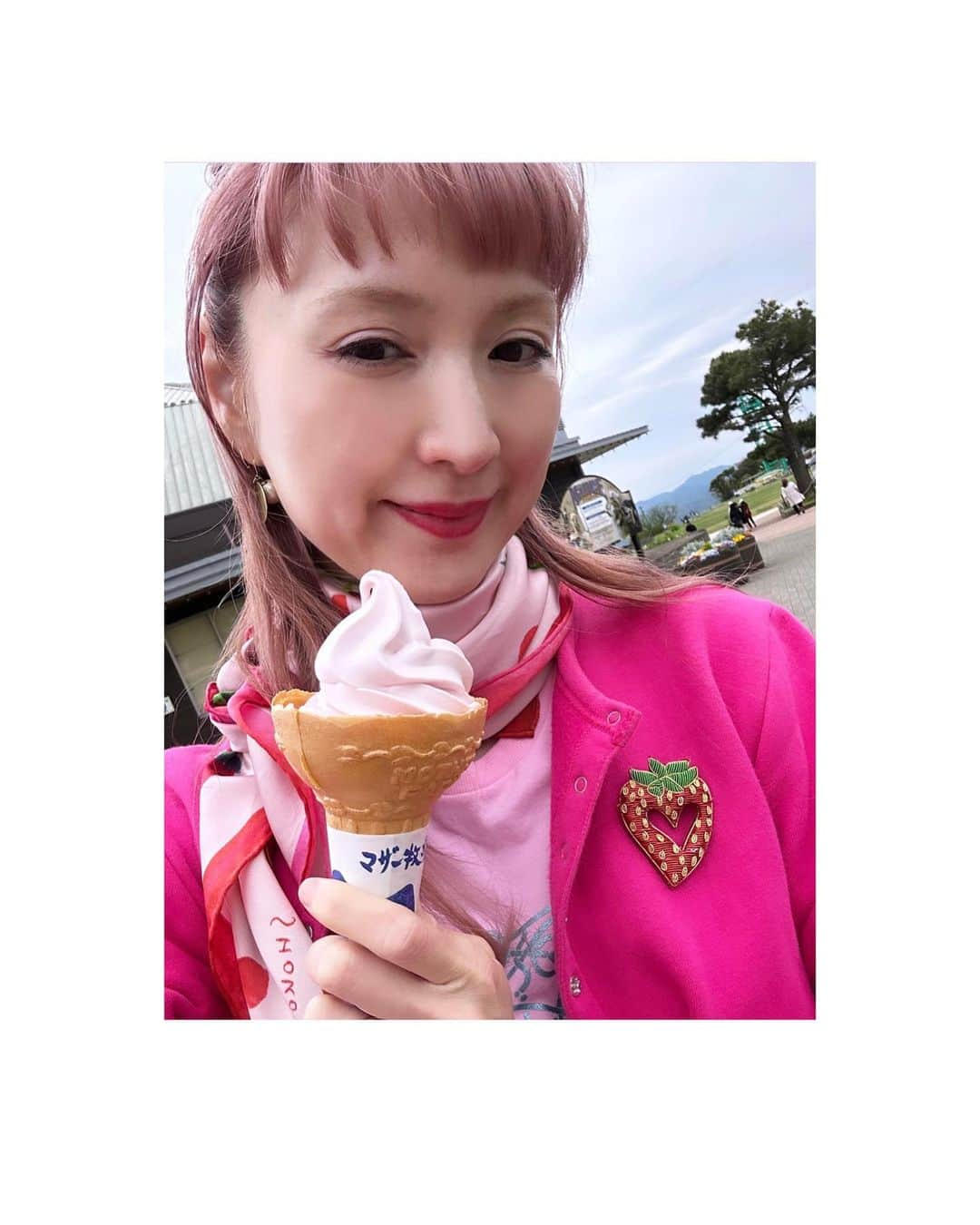 SHOKOさんのインスタグラム写真 - (SHOKOInstagram)「私の義姉（通称アネカジさんと言ったら分かる方も多いかな☺️）は、私が主人と付き合ったずっと昔から、私を実妹のように可愛がってくれて、今も変わらず、可愛いもの、美味しいもの、楽しいこと、美しい景色など様々な素敵なことをシェアして下さいます。 最近は、主人の実家に近い「マザー牧場」の春のお花の壮大な景色を見せたい✨と、かねてから何度も言ってくれていたのですが、先日やっと実現しました🌼 (とは言え今回お姉さんはご一緒出来なかったのですが)、目の前に広がるネモフィラの美しいこと✨丘の斜面に沿って咲く花々の形や色の美しさには大変圧倒されました。 その後は羊やヤギと戯れたり、遊園地で遊んだり、子どもも大喜び🎶前回は秋だったのでブルーベリーのソフトクリームを頂いたのですが、その美味しさに驚き❣️春にイチゴのソフトクリームを食べたいと半年間楽しみにしていて、この度実現しましたが、いちご本来🍓の純な美味しさが際立って、それはそれは美味しかったです。ついつい帰りにもまた注文してしまいました…。次回はまたお姉さんも一緒に一緒に行きたいな、と楽しみにしている私です💞」4月28日 20時50分 - shoko_london