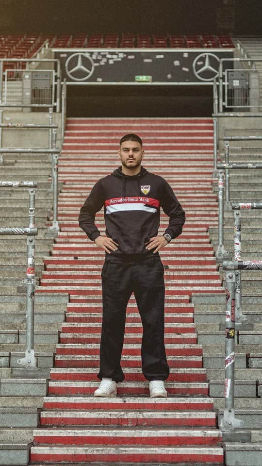 VfBシュトゥットガルトのインスタグラム：「Rein ins weiß-rote Wohnzimmer! 🤍❤ Welche besonderen Details trägt Dinos #Mavropanos auf seinen Fußballschuhen? Was steckt hinter seiner Torjubel-Geste und wer war bislang sein bester Gegenspieler? Alle Antworten darauf und noch vieles mehr gibt’s in der neuen Ausgabe der #stadionaktuell zum Heimspiel gegen Borussia Mönchengladbach.  🗞 Den Link zum ePaper findet ihr in der Story. _ @dinos_mavropanos | #VfB #VfBBMG #vfbstuttgart1893 #heimspiel #vfbstuttgart #auscannstatt #furchtlosundtreu #stuttgart #VfBInsta」