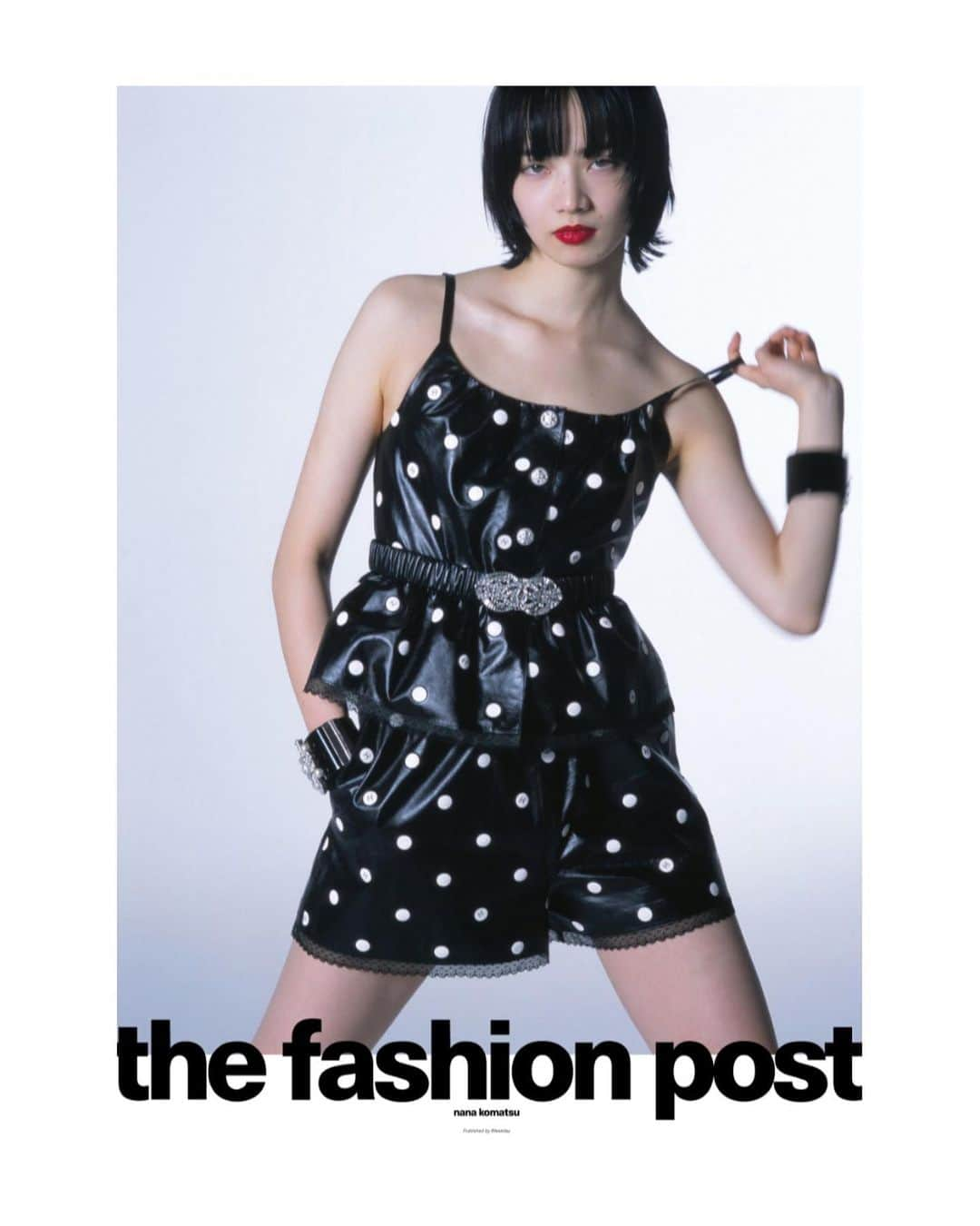 The Fashion Postさんのインスタグラム写真 - (The Fashion PostInstagram)「CHANEL with Nana Komatsu  『華やかな色は1色だけでいい。小松菜奈が魅せる、赤いルージュのためのモノトーン vol.1』  「赤い口紅が似合わなければ女優じゃない、と私は思っている」。撮影の際に女優の小松菜奈を見て発した、スタイリスト・北村道子の言葉。シックな白と黒でまとめられた装いだからこそ、鮮烈な赤い口元が一層引き立つ。今回、小松が袖を通したのが、CHANEL (シャネル)の2023年春夏 プレタポルテ コレクション。本コレクションはGabrielle Chanel (ガブリエル・シャネル)が衣装をデザインしたことでも知られている、Alain Resnais (アラン・レネ)監督による映画『去年マリエンバートで』(1961)が着想源。白黒映画を彷彿させるモノクロ配色をベースに、フィルムを切り取りコラージュしたような模様や、パール、スパンコール、そしてリボンといった女性らしさを感じさせる装飾を複雑に組み合わせ、過去と現在が入り混じった映画の世界観を表現した。そんな可愛らしい印象をかもし出すこの服をコケティッシュなムードに変換してくれるのが、真っ赤なリップと大胆な肌見せ。大人の甘さを身にまとった彼女を、90年代よりエディトリアルやファッション・フォトの最前線で活躍してきた写真家の鈴木親が撮影する。(第1回／全4回)  model: Nana Komatsu photography & videography: Chikashi Suzuki styling: Michiko Kitamura hair: Tsubasa make up: Kie Kiyohara text: Yuko Igarashi edit: Daisuke Yokota & Yuko Igarashi design: Keigo Anan  #TFP #thefashionpost #chanel #nanakomatsu #シャネル #小松菜奈」4月28日 21時00分 - tfpjp