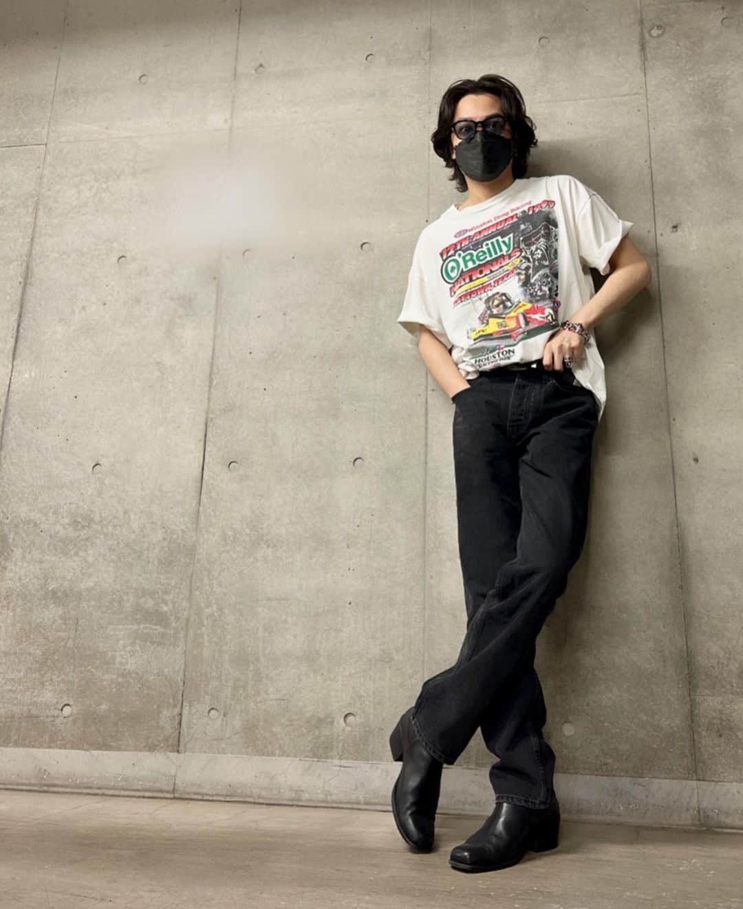 矢野聖人のインスタグラム：「明日29日20:00〜インスタライブにて「今矢野(こんやの)乾杯LIVE！」配信致します！！  30日は時間未定ですがTwitterにてスペースやるかもです😊  遊びに来てね^_^  #outfit #ootd #menfashion #メンズファッション #adsr #used #tシャツ #yanomasato #矢野聖人」