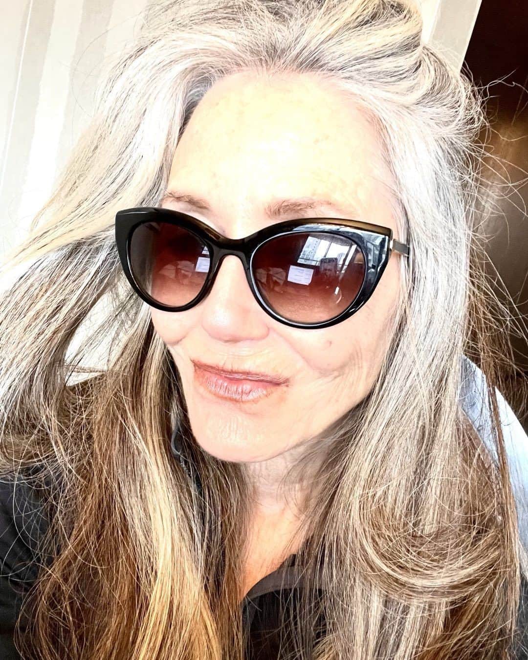 メアリー・マクドネルのインスタグラム：「There is something absolutely KICKASS about being 71!!!!! For all of you out there , whatever your age your circumstance, if you can , take a moment , stop everything and celebrate that you have made it this far. Life is FRAKKIN HARD and full of twists that break our hearts . But it’s also extraordinarily sublime once we realize that moving along with a heart broken open is actually not so bad but can be the very best! “ALL WE NEED  IS LOVE “ true , but the other half of that is all we need is to GIVE love… that part is key… I’m going to spend my birthday smiling big at every person I encounter and see what happens! Join me! THAT’D BE A GREAT BIRTHDAY GIFT.  I LOVE YOU Mary」