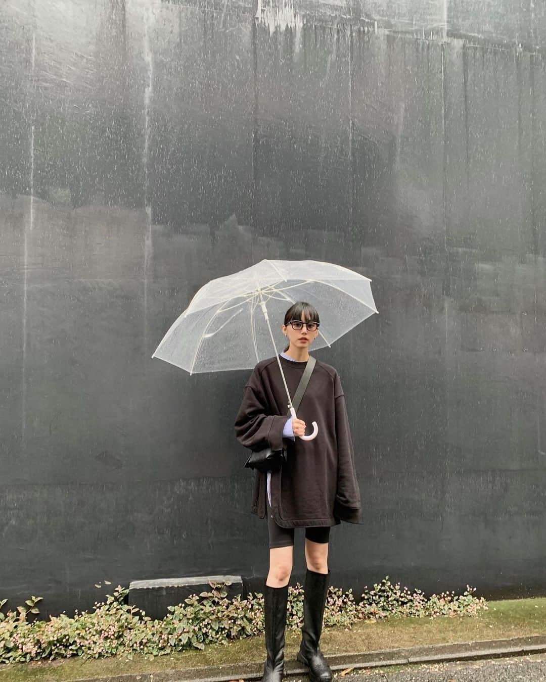 Shiho Sasakiのインスタグラム：「雨の日のわたす☔️🐦‍⬛  #私服 #雨の日コーデ」