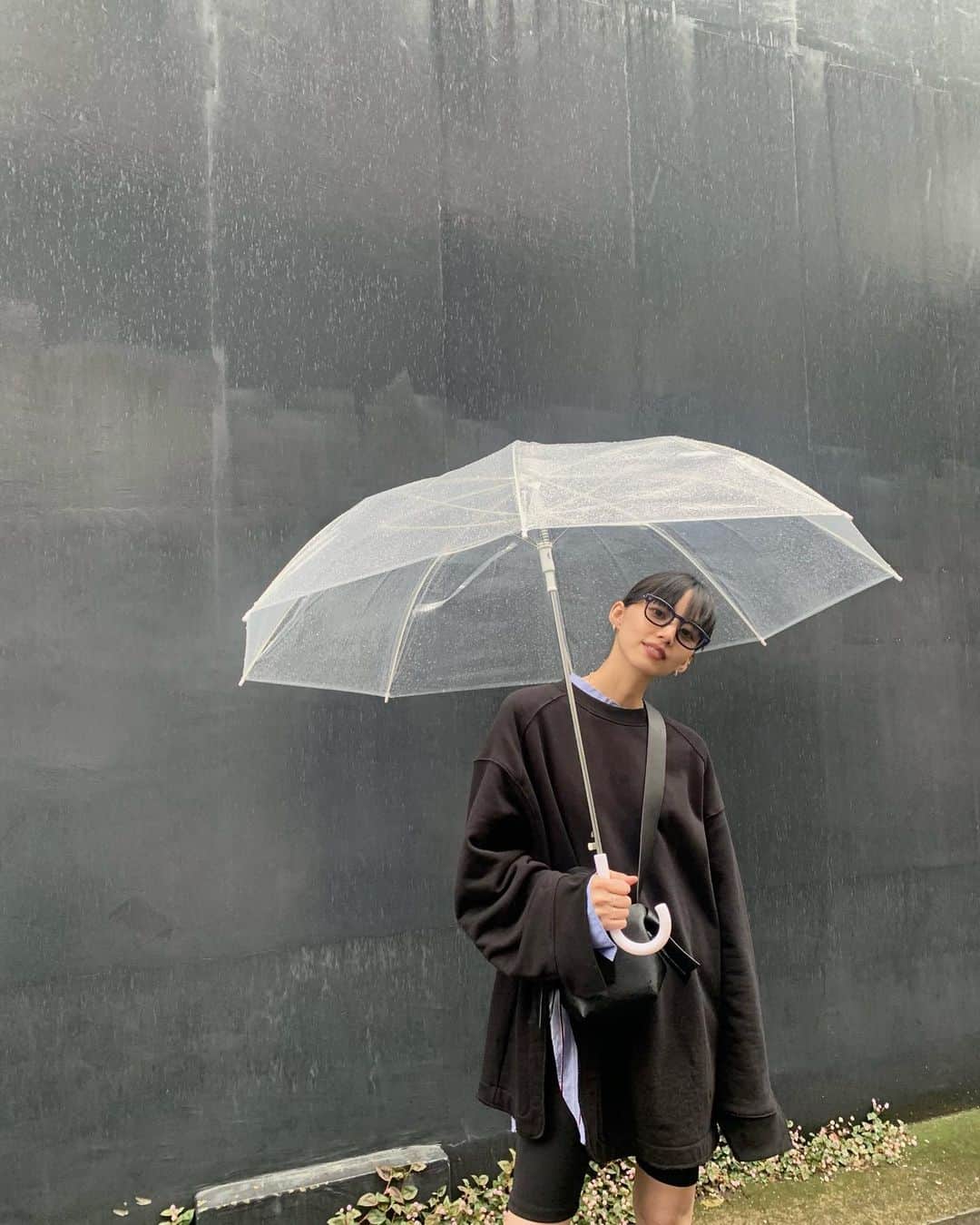 Shiho Sasakiさんのインスタグラム写真 - (Shiho SasakiInstagram)「雨の日のわたす☔️🐦‍⬛  #私服 #雨の日コーデ」4月28日 20時58分 - shihomurata0718