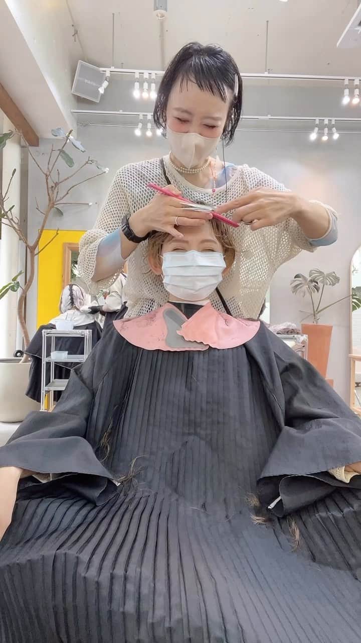 田中真奈美のインスタグラム：「あおいちゃんカット✂️💓 . どうする？って聞いたら 「短く☺️」 カリアゲる？って聞いたら 「はい💓」 って事で短くカット🥰✂️ . 仕上げは前回かけたパーマの残りがあったのでムース仕上げです💓💓💓 . クロスはずしたらアミアミの服がリンクしてて嬉しかった🫶🏻💓笑 . . . #福岡美容室  #天神美容室  #大名美容室  #福岡ママ」