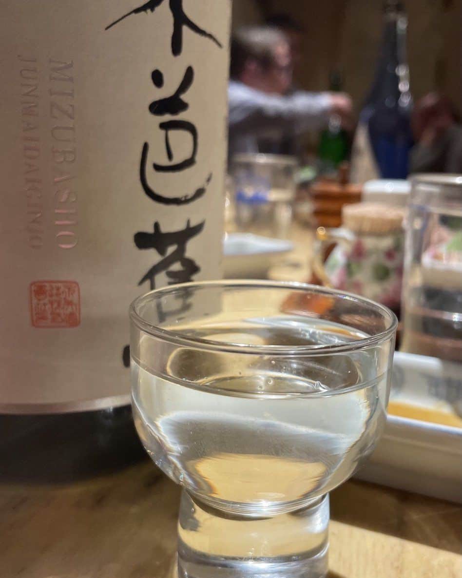 森田繁のインスタグラム：「酒蔵の社長手ずから注いでいただき、舌つづみを打つ」