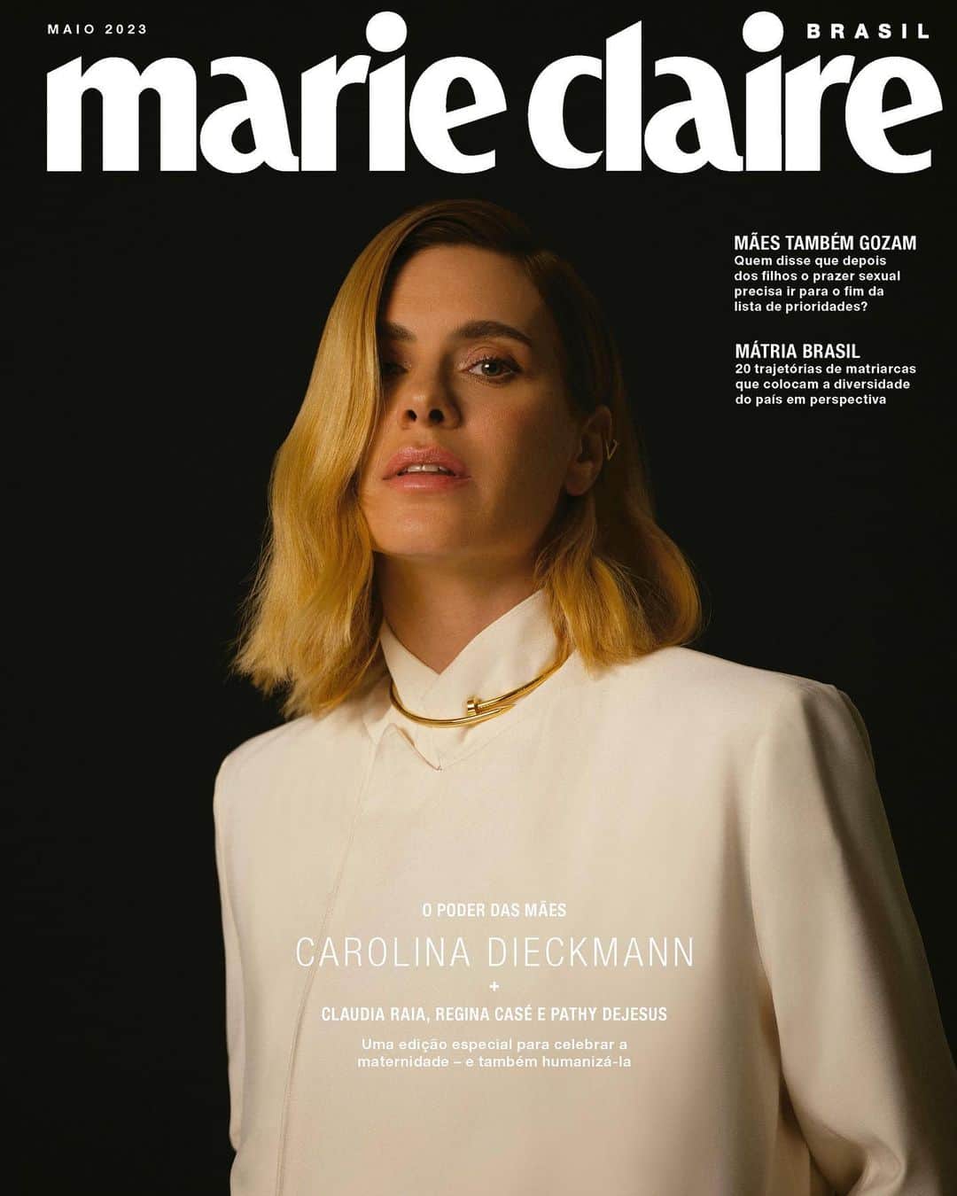 のインスタグラム：「Em alta na Globo, com um papel de sucesso, depois de cinco anos longe das novelas, #CarolinaDieckmann é do tipo que costuma se concentrar no momento presente e, com isso, procura ouvir os filhos, Davi e José, para tomar decisões – nem sempre fáceis – com serenidade. “A grande qualidade da minha maternidade é a escuta. Sempre coloquei as questões todas a partir da demanda dos meus filhos. Sempre me perguntei e ainda me pergunto o que eles estão demandando, o que estão me dizendo. Para daí eu agir. Sem antecipar nada, sem muita ansiedade. Não sou uma mulher ansiosa e isso me ajudou a ser mãe", diz @loracarola, uma das nossas estrela de capas de #MarieClaireMaio, edição especial para celebrar a maternidade - e também humanizá-la. A entrevista exclusiva está em #MarieClaireBrasil, no app @globomais e nas bancas a partir de 4 de maio.  Diretora de redação e texto: @mariaritaalonso  Fotos: @vivibacco (@thinkersmgmt) Direção criativa: @estelapadilha  Edição de moda: @andrepuertas  Beleza: @herodrigues (@capamgt)  Produção executiva: @vandecazimmermann  Set designer: @danigellermarques  Produção de moda: @renankawano , @anderoliveira  Assistentes de beleza: @carlosrosa, @jaquigualberto, @natisexto_makeup  Manicure: @rose_lunna Camareira: Linda Gomes  Assistentes de fotógrafo: @marinanajjar, @gaeloliveira, @fabioenesphoto,  @roberto_bete  Tratamento de imagem: @romulokoerich (@thinkersmgmt) Agradecimentos: @galeriateo, @casateo_ , @thinkersmgmt Carolina Dieckmann veste @hering_oficial e joia @cartier」