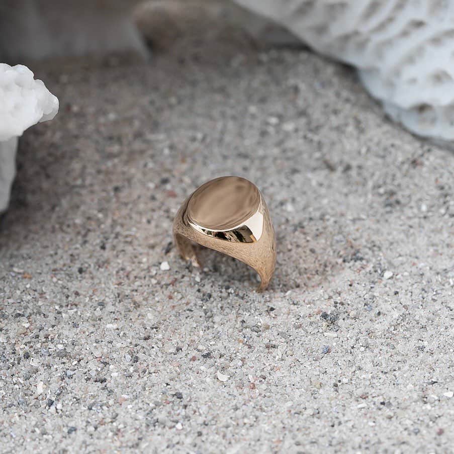 のインスタグラム：「Designing your own engraved jewelry can be a fun and creative way to make a personalized gift or a unique piece for yourself 💌 Swipe to see what you can do! ⠀⠀⠀⠀⠀⠀⠀⠀⠀ For questions or wishes regarding engraving, please contact: customerservice@juliesandlau.com ⠀⠀⠀⠀⠀⠀⠀⠀⠀ #juliesandlau」