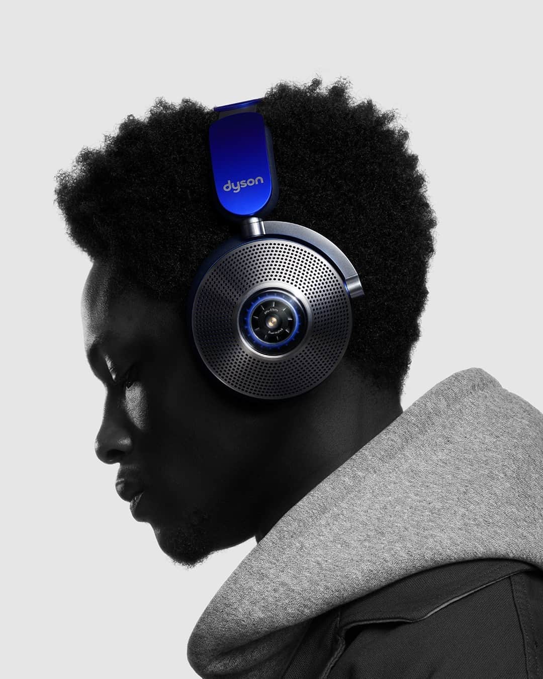 Dysonさんのインスタグラム写真 - (DysonInstagram)「Tune in. 🎶💨📱  Dyson Zone™ headphones with air purification are engineered for high-fidelity audio, with advanced noise cancellation. A contact-free visor attaches to channel purified air.   For audio as clear as the air you breathe.  Find out more using the link in bio.   Now available in the US, Hong Kong and China. Coming soon to Singapore, Great Britain and Europe.  #DysonZone」4月28日 21時00分 - dyson