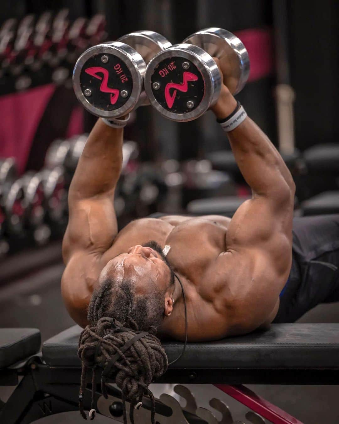 Ulissesworldさんのインスタグラム写真 - (UlissesworldInstagram)「Smashing chest today 🔥 All Dumbbell movement with @watsongymequipment 💪🏾  If you’re looking to build that chest you need to try this old school exercise!! Not many people are doing it these days and here’s why you should,  Dumbbell pullovers build your chest and lats. That makes them an excellent addition to your upper body routine. It's best to start with less weight when you first attempt the exercise and increase resistance as you become stronger.  Watson coming through with their customised bench and dumbbells 🔥 Their dumbells are super compact and made from solid stainless steel giving them not only an unbeatable feel, but a stunning look! The end plates can be totally customised with your logo and you also get a choice of 35mm fixed handle or 50mm revolving. If that’s not enough they also come with a LIFETIME warranty?!💪🏾   If you’re a gym owner and looking upgrade your equipment, drop my team @watsongymequipment a message and they will sort you out 💪🏾  (P.S. If you want me to personally help you get into the best shape of your life, follow the link in my bio @ulissesworld and join the #iamdedicatedarmy)  #ulissesworld #watsongymequipment #madeinbritain」4月28日 21時00分 - ulissesworld