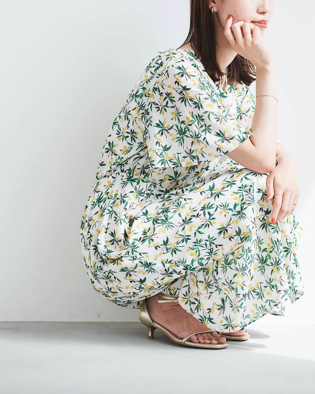 le. coeur blancのインスタグラム：「.  🍋オリジナルのレモンプリントアイテムが登場🍋 ⁡ ルクールブランオリジナルの レモン柄プリントを施したアイテムが 2型入荷しました◎ ⁡ 初夏にぴったりなフレッシュカラーと ふんわりと広がる素材感のなんとも上品なアイテムをぜひご覧ください。 ⁡ ⁡ ☑︎レモンプリントVネックワンピース ¥19,800 no. 3033064503 ⁡ ☑︎レモンプリントフレアスカート ¥15,400 no. 3033044502 ⁡  - item - ⁡ パウダーサテンハイネックシャーリングブラウス ¥9,790→¥7,832[30%OFF] no. 3033075906 ⁡ タンブラーブッチャーハーフスリーブジャケット ¥13,420 no. 3032032401 ⁡ ハイツイストコットンVカーディガン ¥9,460 no. 3033026401 ⁡ le.coeur blanc ホソストラップサンダル ¥14,410 no. 3133110400 ⁡ ⁡ _________________________ ⁡ < 𝗲𝘃𝗲𝗻𝘁 > ⁡ 【オンライン限定！GWタイムセール開催中】 4/26(水) - 5/78日)23:59まで ⁡ ⁡ 【全品送料無料キャンペーン】 4/21(金) - 5/7(日)23:59まで ▷オンラインストアでは、 通常¥7,500以上ご購入で送料無料のところ、 期間中は全品送料無料！ ⁡ ⁡ < 𝗶𝗻𝘀𝘁𝗮 𝗹𝗶𝘃𝗲 𝘀𝗰𝗵𝗲𝗱𝘂𝗹𝗲 > 4/29(土)、5/3(水)、5/11(木)、5/16(火)、5/24(水) ⁡ ※日時は変更になる場合もございます。 　詳しくは前日のストーリーズでお知らせします。 ⁡ ⁡ ⁡」