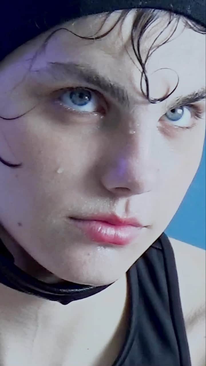 エルエヌシーシーのインスタグラム：「Submerged in shades of ultramarine」