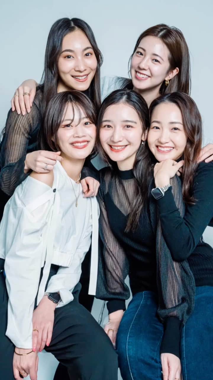 明星あゆみのインスタグラム：「. また何年後か何十年後か みんなで同じセルフィーしたい😌🤍笑 . @rina_yokokawa  @yui_fujino  @yurikooo_jpn  @saki.tnuc  . . . #セルフ写真館 #セルフィー #セルフ写真」