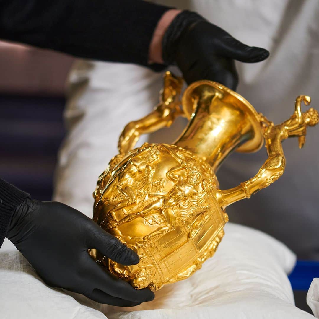 大英博物館のインスタグラム：「⏳ Here’s a sneak peek as we countdown to the opening of our #LuxuryAndPowerExhibition next week… ⏳  As we gear up to welcome our first visitors in just a few days' time, our teams have been busy behind the scenes installing objects and preparing the space – swipe to see 👉  Featuring star loans as well as objects from the Museum, the show brings together glittering objects in gold, silver and glass – including a chance to see the extraordinary Panagyurishte Treasure from Bulgaria.   🎟 Haven’t booked tickets yet? Secure your spot to see the show via the link in our bio   📸 Inside ‘Luxury and power: Persia to Greece’  #BritishMuseum #Persia #AncientGreece #Exhibition」