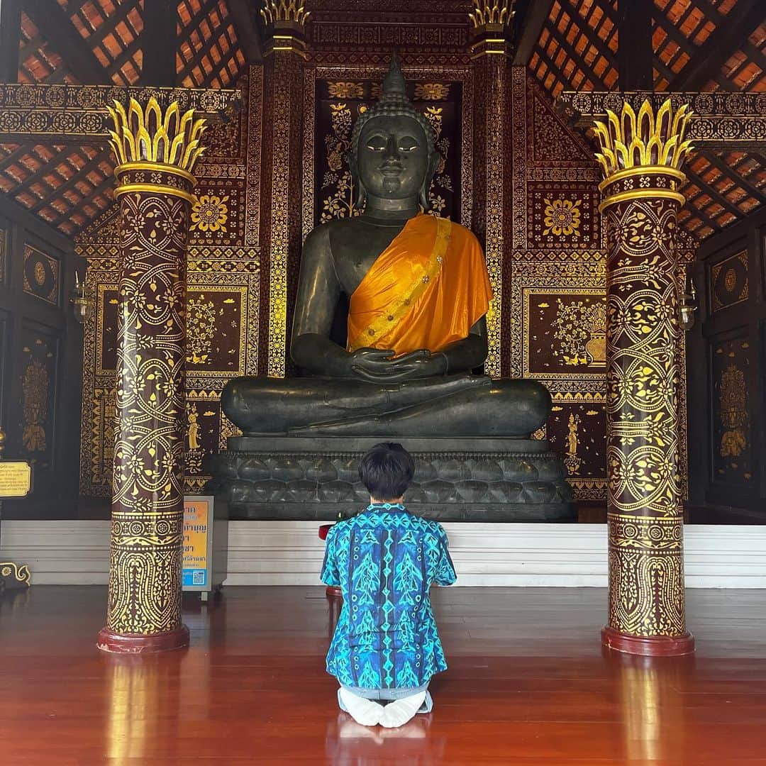 佐藤颯人のインスタグラム：「チェンマイで最も大きな仏塔のある寺院「ワット・チェディ・ルアン」に行ってきました✨ 大きな仏塔以外にも敷地内には見所がいっぱいでしたよ！  皆さんいいねよろしくお願いします😉  #映え写真勝負  #佐藤三兄弟 #タイ #チェンマイ」