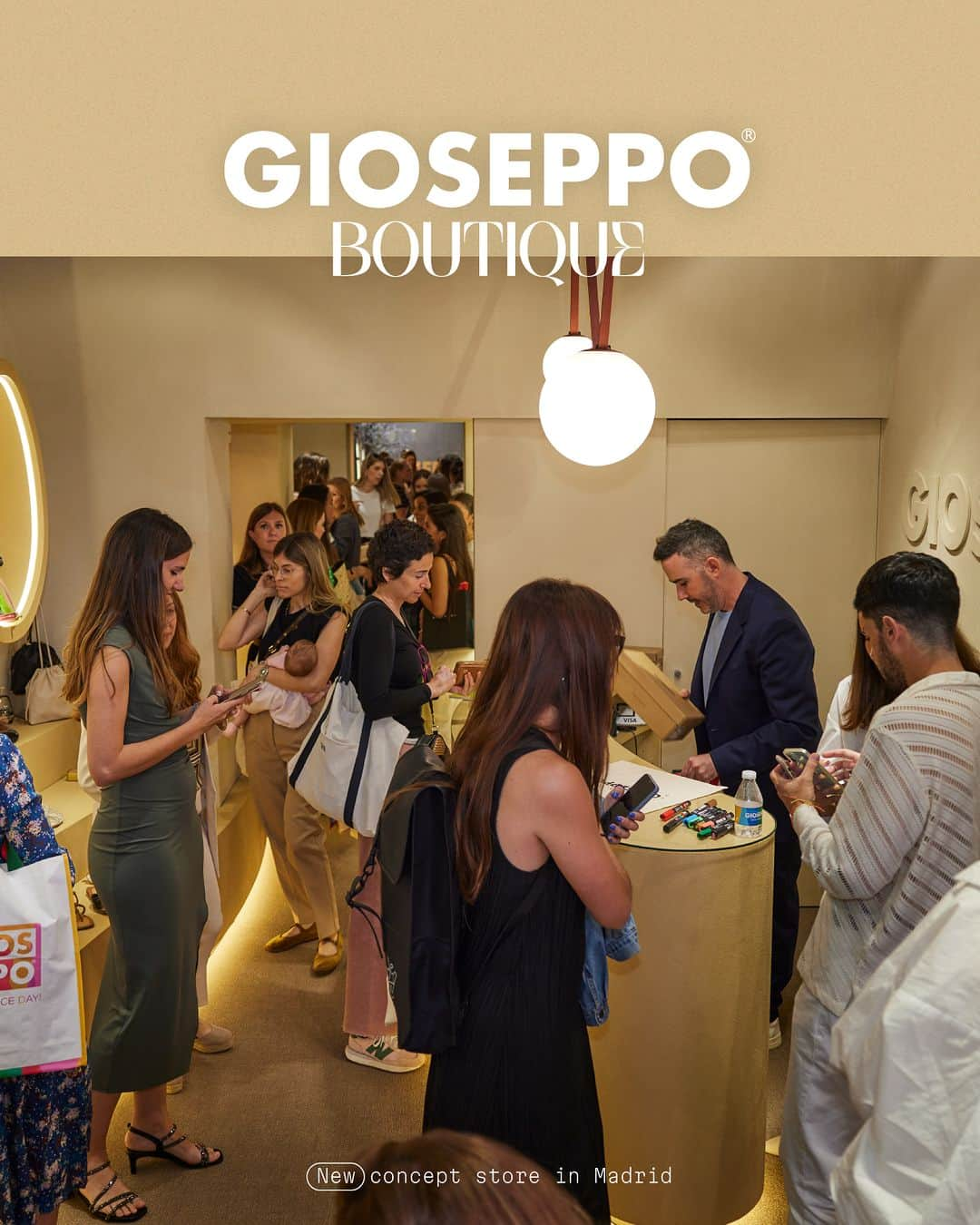 ジオセッポさんのインスタグラム写真 - (ジオセッポInstagram)「Presentamos Gioseppo Boutique, la nueva concept store de Gioseppo Woman en Madrid. ¡Desliza para no perderte lo que pasó en el evento! 😉  Una noche mágica llena de arte y música con @naranjalidad  haciendo una ilustración en vivo de nuestras bailarinas, @palmarques_ilust  personalizando tote bags para los asistentes y la talentosa @luceral  como DJ pinchando la mejor música. Un trío de artistas femeninas perfecto para una noche inolvidable❤️‍🔥  ¡Gracias a tod@s por asistir y hacer de este evento algo tan especial! ✨  #GioseppoWoman #GisoeppoMadrid #GioseppoBoutique」4月28日 21時04分 - gioseppo_official