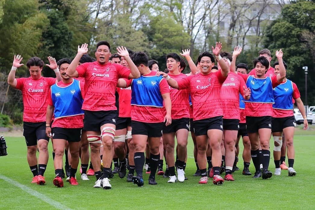 松井千士さんのインスタグラム写真 - (松井千士Instagram)「今年初投稿！！ 今シーズンも残り1ヶ月。 イーグルス史上初のトップ4決めて残すはプレーオフの残り2試合！！ メンバーもライザーズもイーグルスファミリーのファン皆んなで優勝掴み取ろう🏆🦅 頑張るぞ！！ #横浜キヤノンイーグルス  #yokohamacanoneagles  #掴み取れ  #公式までやっとんな #松井新幹線🚅 #橋野大先輩命名 #松井千士タオルいつもありがとう」4月28日 21時07分 - chihito1114