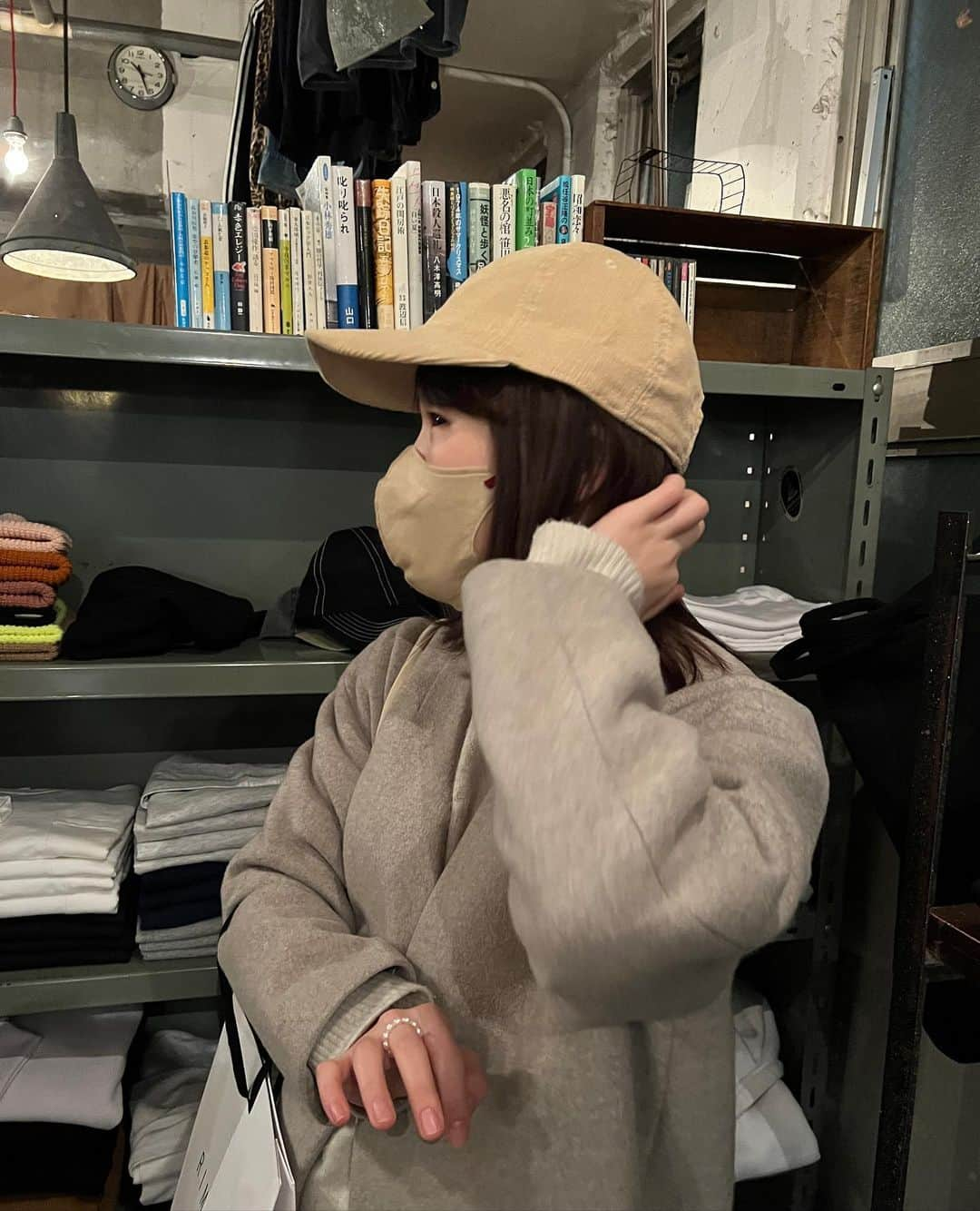 本谷亜紀さんのインスタグラム写真 - (本谷亜紀Instagram)「一個前の赤鬼からこちらも三茶の好きなお店「香港バル213」でワンタン麺！香港のワンタン麺は、麺が極細で、麺の下にワンタンが隠れてるの🫡 ㅤㅤㅤㅤㅤㅤㅤㅤㅤㅤㅤㅤㅤ ここは香港クラフトビールやお酒が充実！隠れ家みたいな雰囲気も好き！ ㅤㅤㅤㅤㅤㅤㅤㅤㅤㅤㅤㅤㅤ からの　@sanitybeer へ！ずっと来てみたかったクラフトビール🍻冷蔵庫のラインナップは圧巻🤭度数高いビールでばちっと決めて、三茶恒例の？深夜の古着屋巡りした🌸 ㅤㅤㅤㅤㅤㅤㅤㅤㅤㅤㅤㅤㅤ くうぅ、楽しかった😎三茶、もう一回住みたくなるな。 この日は三軒梯子して全部で一万円も行かなかった。私が酔うにはかなりのアルコールが必要なので、むしろ安く感じた。。  #三軒茶屋グルメ #ワンタン麺　#クラフトビール」4月28日 21時07分 - akichi0518_ramen