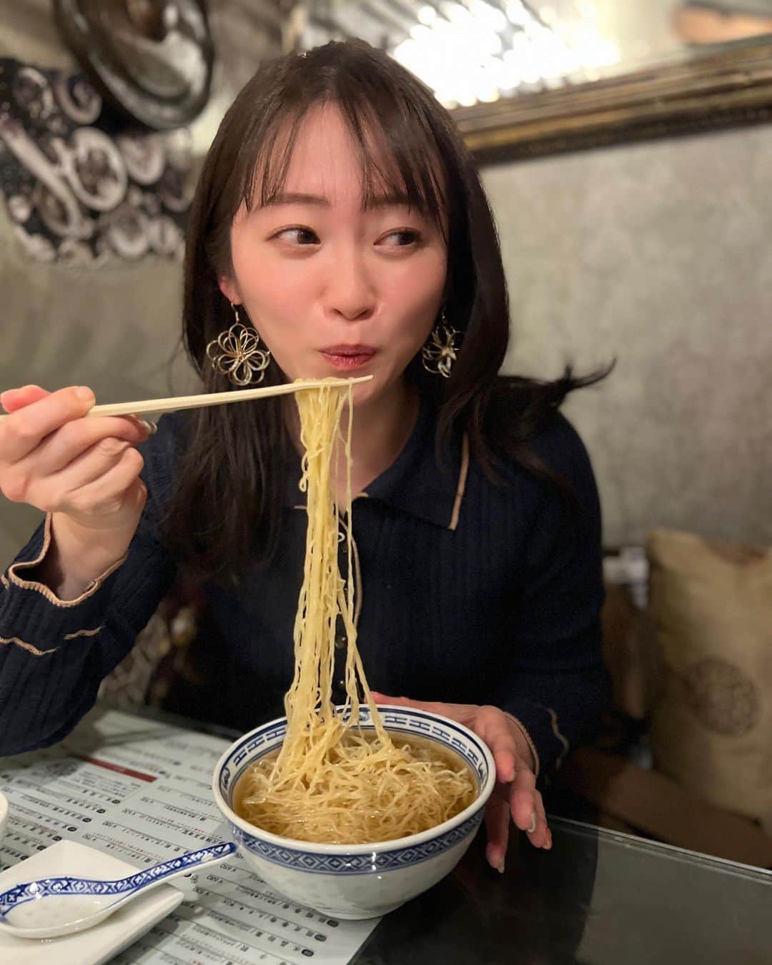 本谷亜紀のインスタグラム：「一個前の赤鬼からこちらも三茶の好きなお店「香港バル213」でワンタン麺！香港のワンタン麺は、麺が極細で、麺の下にワンタンが隠れてるの🫡 ㅤㅤㅤㅤㅤㅤㅤㅤㅤㅤㅤㅤㅤ ここは香港クラフトビールやお酒が充実！隠れ家みたいな雰囲気も好き！ ㅤㅤㅤㅤㅤㅤㅤㅤㅤㅤㅤㅤㅤ からの　@sanitybeer へ！ずっと来てみたかったクラフトビール🍻冷蔵庫のラインナップは圧巻🤭度数高いビールでばちっと決めて、三茶恒例の？深夜の古着屋巡りした🌸 ㅤㅤㅤㅤㅤㅤㅤㅤㅤㅤㅤㅤㅤ くうぅ、楽しかった😎三茶、もう一回住みたくなるな。 この日は三軒梯子して全部で一万円も行かなかった。私が酔うにはかなりのアルコールが必要なので、むしろ安く感じた。。  #三軒茶屋グルメ #ワンタン麺　#クラフトビール」