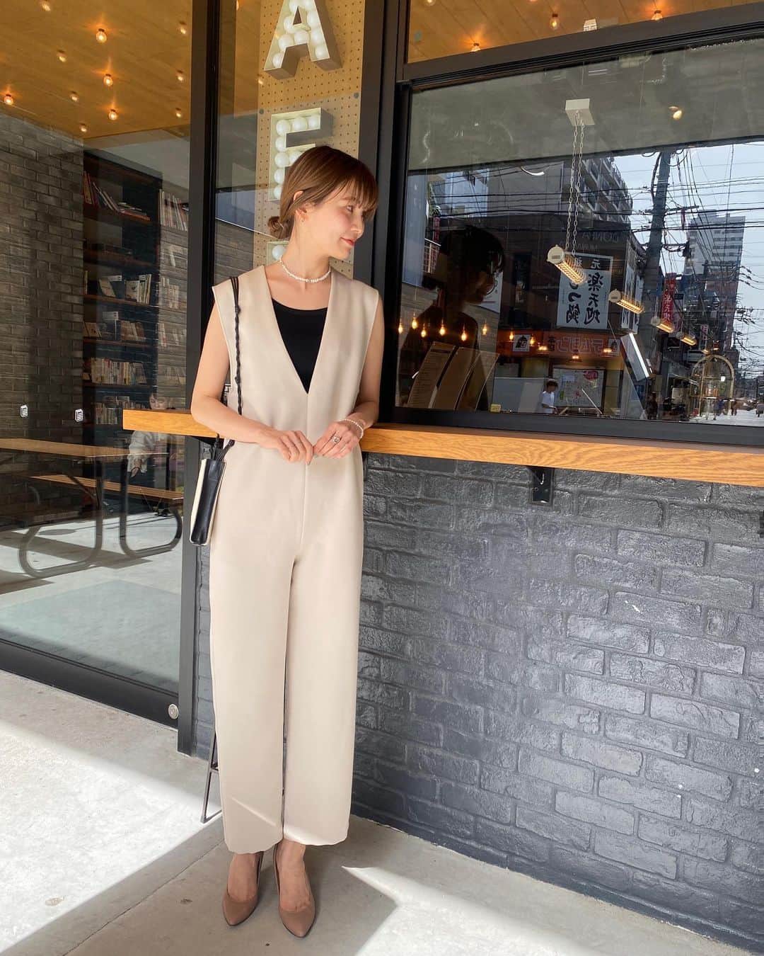 松田 美奈子のインスタグラム：「🌿 _____  今日は福岡オフィスで💻  Vネックオールインワン、かなりサイズ感こだわりました。 何度も何度も比べたり、測ったりしてベストなサイズ感に仕上がりました  ワンピースと同じサイズで大丈夫です🌿 ぜひワンピース同様、愛される服になりますように。  もちろんこちらもリサイクル素材です♻️  #ナインアール #rrrrrrrrr」