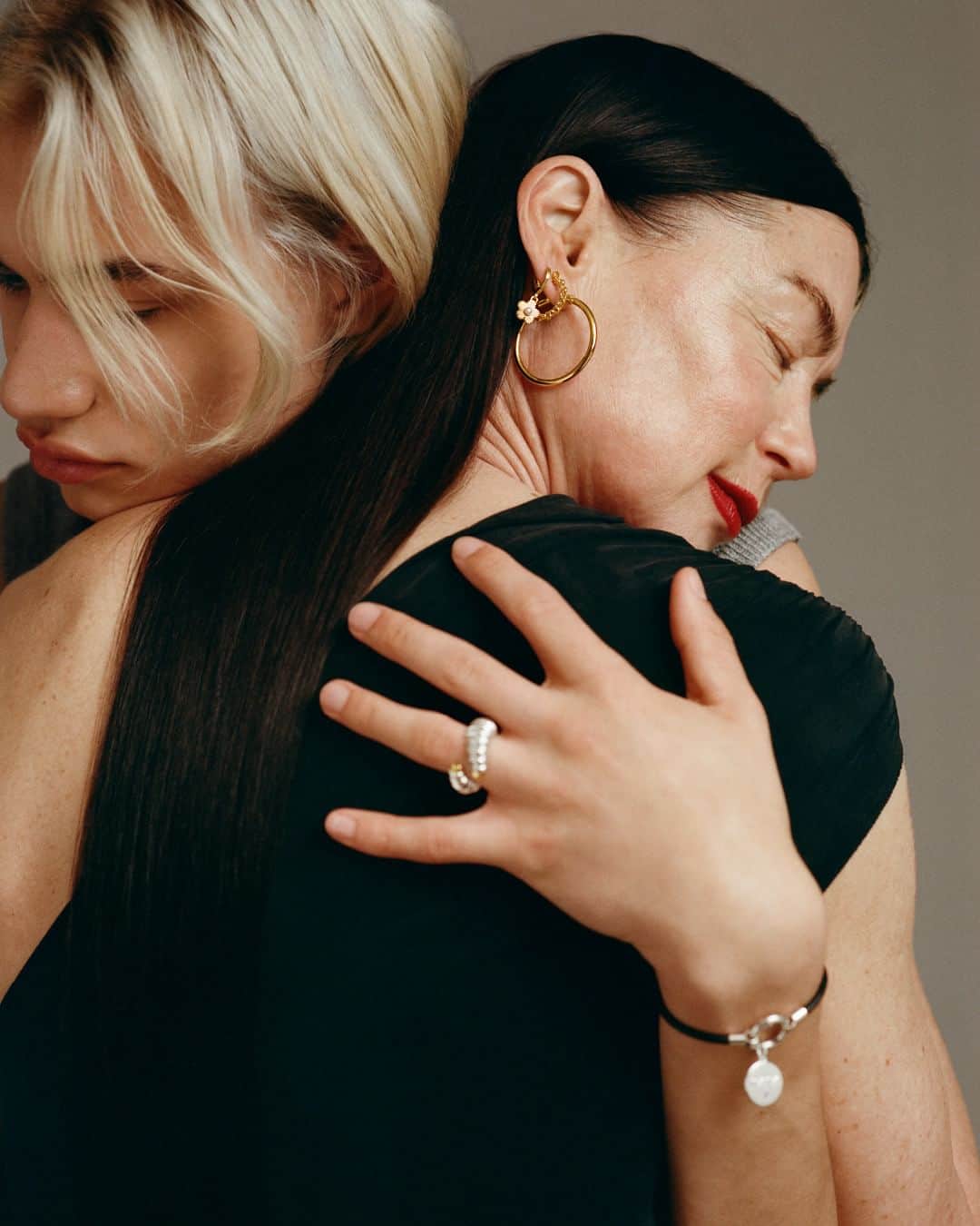 トウスのインスタグラム：「Sharing is caring 🫴🏼💍  #AlmostPerfectMoms #TOUS」