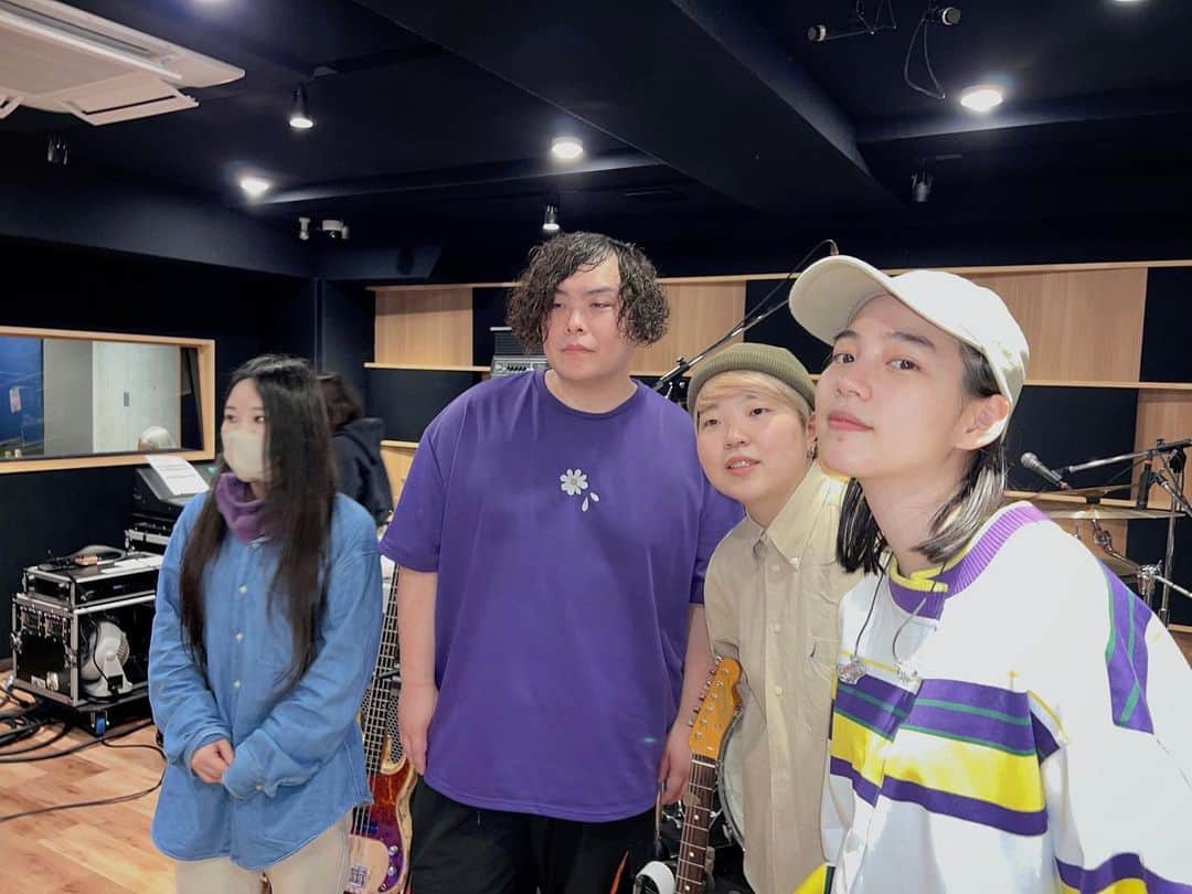 のん（能年玲奈）のインスタグラム：「いよいよ明日はアラバキ！ のんは15:20からARAHABAKIステージだよー！ 今日はリハやってました。 本当にガチカッコいいメンバーです。 フェスやったります。 みんなきてねー！  現地参加予定の人はOUI OUの展示の方もぜひよろしく🪡 @ouiou_official   Vo.のん Gt.ひぐちけい Ba.なかむらしょーこ Dr.ナガシマタカト  #ARABAKI #ouiou」