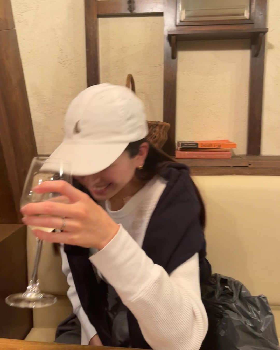 小嶋梨奈のインスタグラム：「ちょろっと餃子フェスからの街ぶら。 弱いがのみたい夜もある、🍷」