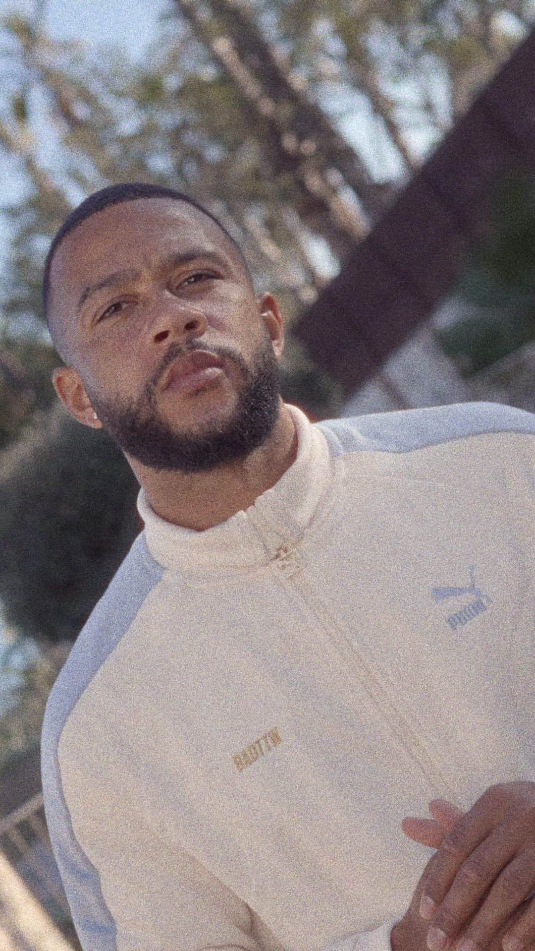 メンフィス・デパイのインスタグラム：「Videoclip Leven als een prof Now Online!   Go check that sh*t on YouTube 🚀🧏🏽‍♂️  @rakeem_madeit did it again! 🎥🚀」