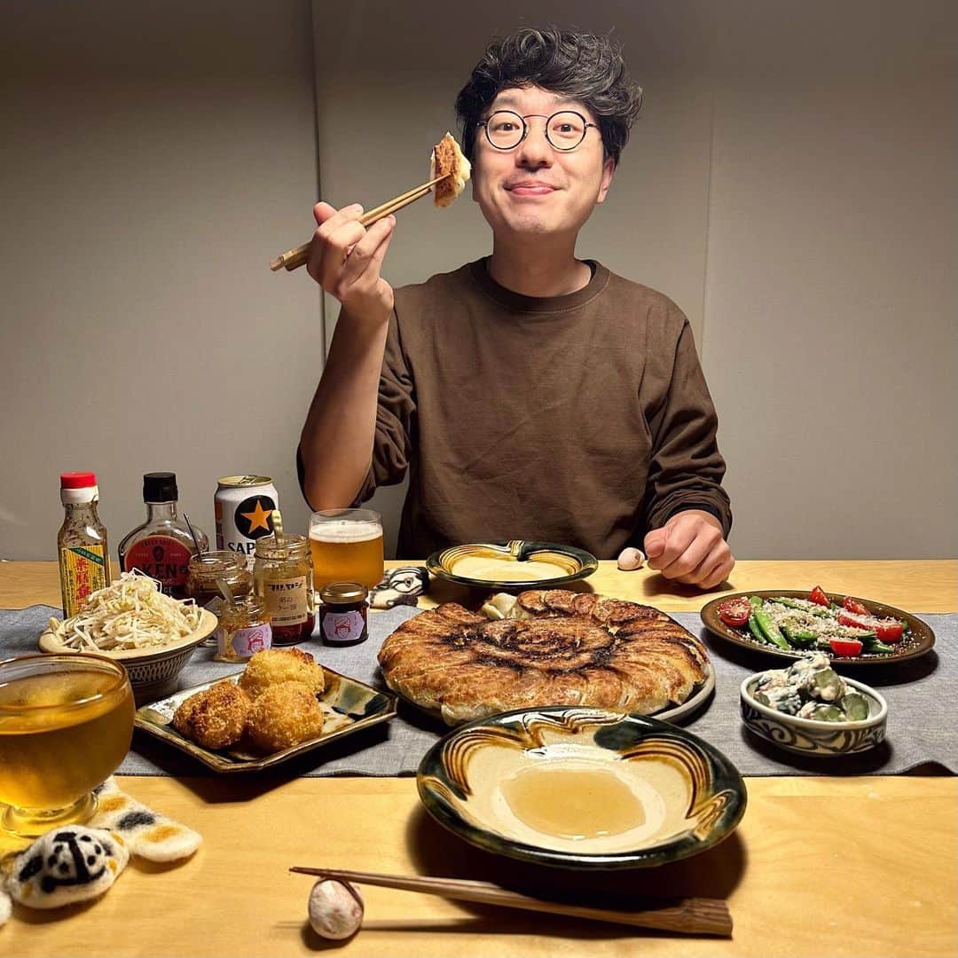 のインスタグラム：「＊ きょうも1日おつかれさま☻  ・餃子🥟（ここ最近でいちばん良い感じ！） ・梅マヨきゅうり ・叔母ちゃんにもらった芋フライ ・スナップエンドウのパルミジャーノ  【☕️🙋‍♂️週末のお知らせさせてくださ〜い🙋‍♀️🥯】 ［①明日4/29 10時〜は初めての善通寺出店！］ あすは善通寺 南大門前にぎわい広場で開催の 「空海パン・ベーグルマルシェ（ @kukainavi ）」に出ます！ （⚠️限定パン・ご注意など @obashcrust の投稿へ⚠️） 緊張してたら勿体ない〜お気軽にお声がけくださいね。 お写真もぜひ撮らせていただけたら嬉しいです♡📷  お天気どうにか持ちそう・・とのことでパンもりもり あるので、午後からもぜひぜひ！はじめてさんもリピさんも たくさんのお客様にお会いできますように♡♡☺️🤓👏  ❶イベントの様子や、買ったよ！食べたよ！など インスタに投稿してくださる場合は  @meganeandmiwa か  @obashcrust  をつけてくださっていると、埋もれず 後から拝見できるのでとても嬉しいです！ ❷今回もお手紙や差し入れをくださった方に ささやかなお返しをご用意しています。（個数限定） ❸販売分の肩掛けめがねくんBAG（＋めがねくん きらシール付）持っていきます！レジでお声がけください。 ❹細かいお金のご持参（特にお札） やPayPayの チャージ、マイバッグのご持参をお願いします。 ❺今回は☺️🤓2人での出店なのと、販売スペースが いつもより狭いかもしれないとのことで、頑張るけど 最初は特にちょっぴりまごつくかもです。お時間に 少しゆとりを持ってお越しくださると嬉しいです〜。  【②そして4/30はとくしまマルシェに出店します】 明後日日曜日は @tokushimamarche ☺️🤓☕️♡ めがねくんはパラソルでコーヒーを淹れていて、 カフェは通常営業。ベーカリーも店舗で営業です。 わたしはいつものようにカフェとパラソルを 行き来している予定！ご来店お待ちしてます〜☕️☺️🤓」