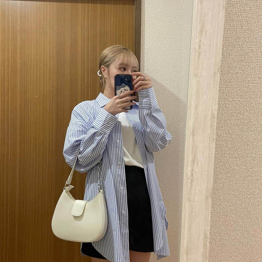 加藤愛永のインスタグラム：「最近髪の毛アップにするのハマってる🌸 . 昼間あったかかったから 半袖にシャツ着たら夜普通に寒くて詰んだ😃💦 . @grl_official のバッグ 片側チェーンになってて可愛い⛓🤍 . . #grl #グレイル #code #春コーデ #骨格ナチュラル  覗く #はちわれ」