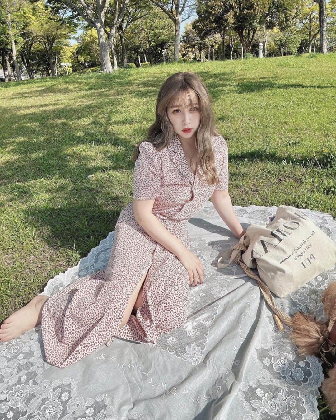 puinpiのインスタグラム：「PICNIC ♡  新作の赤いお花のシャツワンピース  ウエスト紐がついてて、ブラウジング、後ろで結ぶ事もできるようになっています🙋🏼‍♀️  写真みたいに裾のボタンを少し開けてきるのもおすすめです♡  私はさっそくモフ子🐶とのピクニックデートに着ていったのです♡  Pui 2023 ss 04/29 PM21:00 release  #Pui#Puishop#ワンピース #花柄ワンピース#ピクニック#ヘアスタイル#ミルクティーベージュ#ハイトーン#赤リップ#モフモフ」