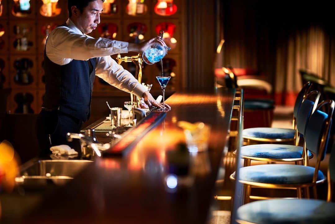 THE WESTIN KYOTO ウェスティン都ホテル京都のインスタグラム：「ROKUZA Champagne Happy hour バー麓座では、期間限定でお得なハッピーアワーを開催中。 シャンパン以外にも各種カクテルやワイン、ウイスキーなどご用意します。 ディナー前に是非お立ち寄りください。   The bar ROKUZA is offering a special happy hour for a limited time only. In addition to champagne, various cocktails, wines and whiskies will be available. Please stop by before dinner.   @westinmiyakokyoto #kyotobar #hotelbar #cocktail # champagne #happyhour #ハッピーアワー　#ホテルバー　#京都旅行 #ウェスティン都ホテル京都　#westinmiyakokyoto」