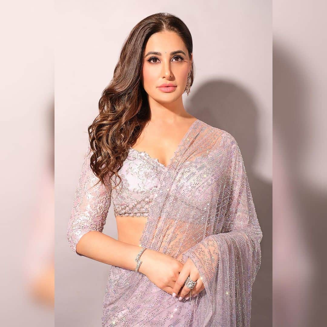Nargis Fakhri のインスタグラム：「“The beauty of life is that we can not undo what is done, we can see it, understand it, learn from it and change, so that every new moment is spent not in regret, guilt, fear, or anger BUT in WISDOM, Understanding & LOVE.”  . . . . . #filmfareawards2023  Manager @mahakbrahmawar  Mua @ajayvrao721  Hair @susanemmanuelhairstylist  Outfit - @monishajaising  Heels- @stevemaddenindia  Jewellery: @goldsmiths_jewellery  @h.ajoomal  Styling @eshaamiin1 assisted by @shailvishah  📸 @sanjaydubeyphotography」