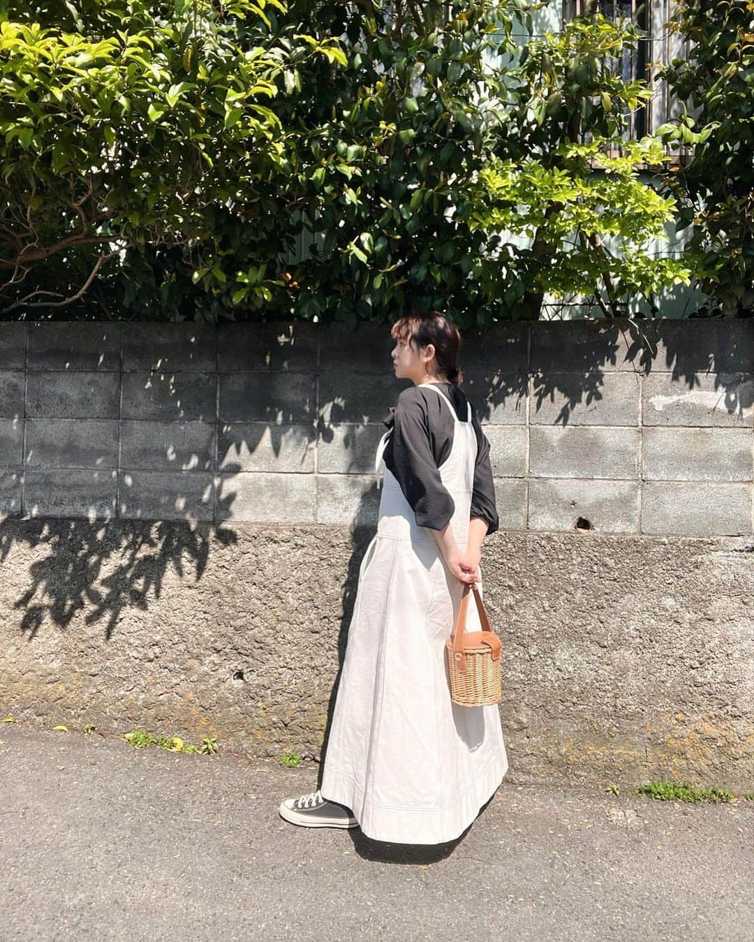 菅谷梨沙子さんのインスタグラム写真 - (菅谷梨沙子Instagram)「先日の服🤍 おろしたばかりの白デニムワンピースはLAATOの。 形も丈感も全部がお気に入り！  ブラウスはSTYLEVOICE 靴はconverseと全体的に白・黒でまとめました🫶🏻 夏は色物を取り入れて着たいな。  #LAATO #ラート #urbanresearch #アーバンリサーチ #pr」4月28日 21時36分 - risako_sugaya