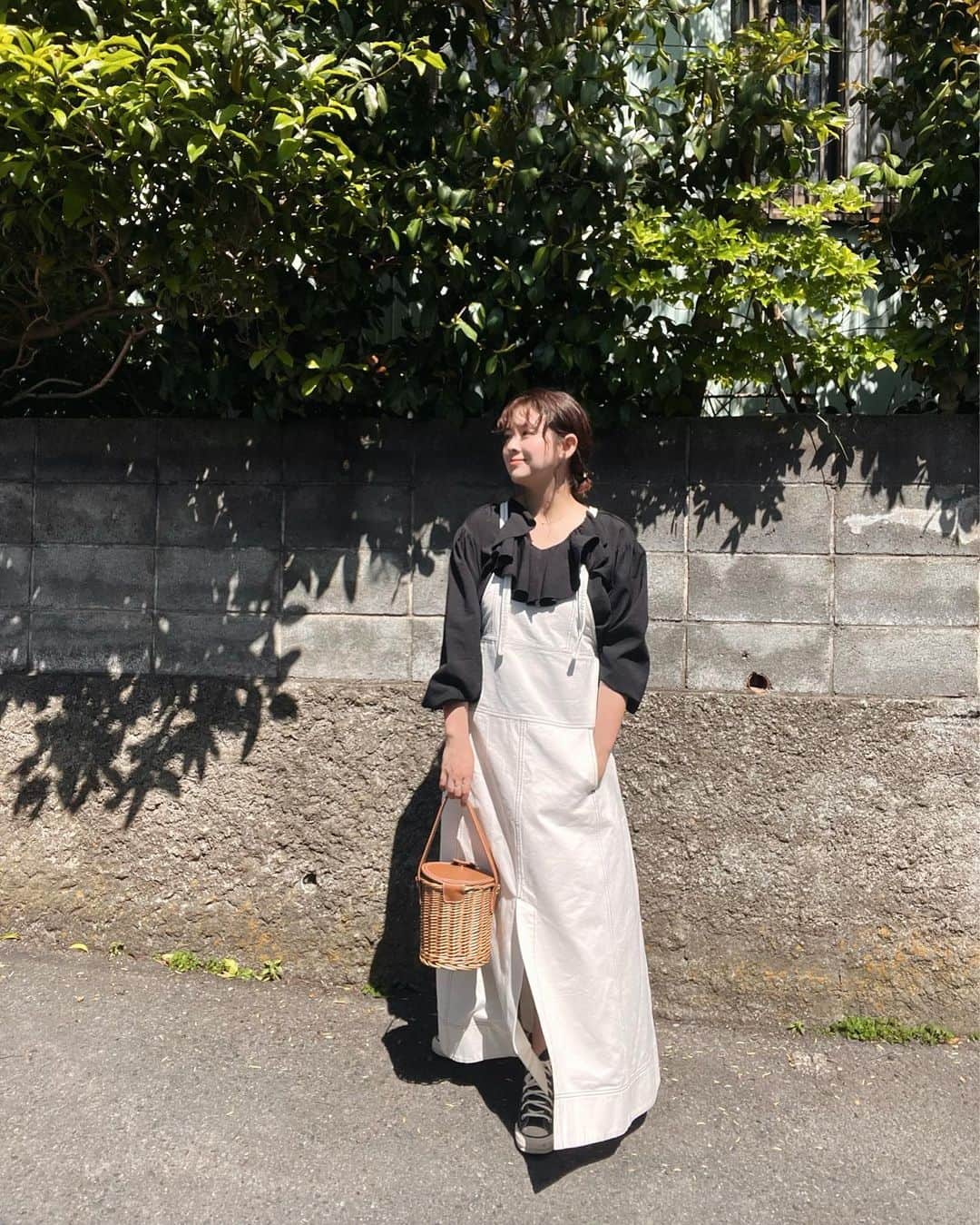 菅谷梨沙子さんのインスタグラム写真 - (菅谷梨沙子Instagram)「先日の服🤍 おろしたばかりの白デニムワンピースはLAATOの。 形も丈感も全部がお気に入り！  ブラウスはSTYLEVOICE 靴はconverseと全体的に白・黒でまとめました🫶🏻 夏は色物を取り入れて着たいな。  #LAATO #ラート #urbanresearch #アーバンリサーチ #pr」4月28日 21時36分 - risako_sugaya