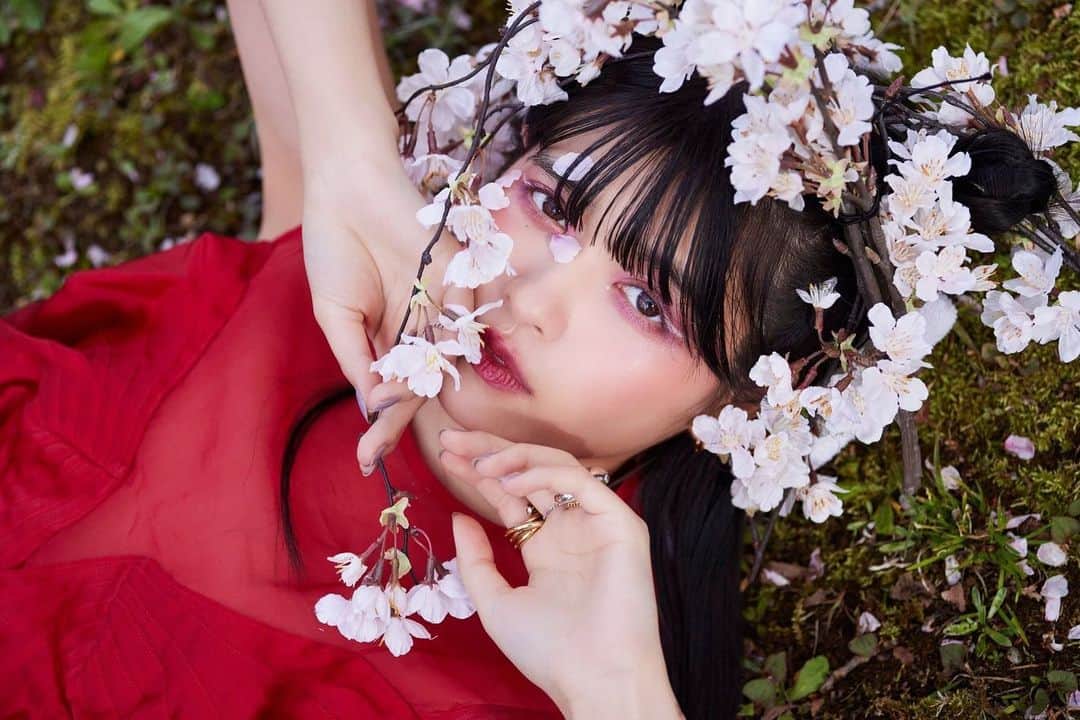 景井ひなのインスタグラム：「_ 🌸 お知らせ 🌸 4月27日から発売中の「Mgirl」に載っています☺︎ 沢山のお花と自然と絡み合いながら、 蜷川実花さんに撮って頂きました、 一緒にお仕事出来るのすごく嬉しくて本当に楽しかった、、 この写真以外にも沢山可愛い衣装にヘアメイクあったから 是非見てほしいデス！！🫧」