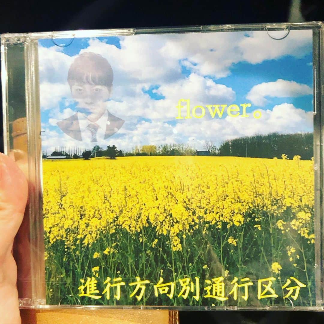 水谷さるころさんのインスタグラム写真 - (水谷さるころInstagram)「進行方向別通行区分のライブ行ってきた。行かねば新譜は手に入らない。無事ゲット。ワンマンだから3時間くらいやるかと思ったらそんな事はなかった。「種明かしは冬眠の後で」がライブで聴けて良かった（好き）。GWは新譜聴きながら家族でドライブしたい（故に古都の夕べのライブには行けない🥲）。古都のメンバーが、物販してた。かわいかった。」4月28日 21時29分 - salucoro