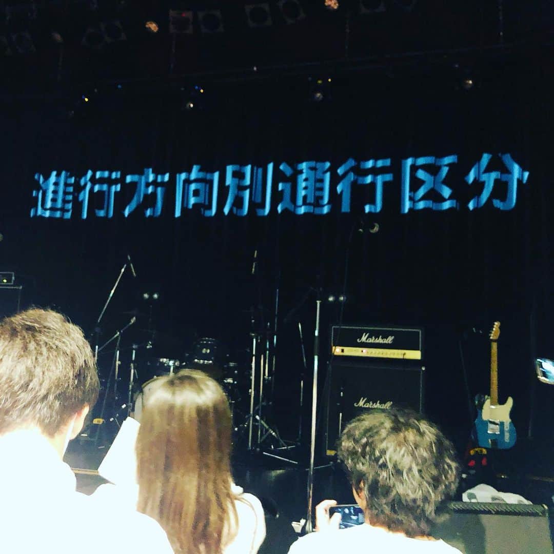 水谷さるころのインスタグラム：「進行方向別通行区分のライブ行ってきた。行かねば新譜は手に入らない。無事ゲット。ワンマンだから3時間くらいやるかと思ったらそんな事はなかった。「種明かしは冬眠の後で」がライブで聴けて良かった（好き）。GWは新譜聴きながら家族でドライブしたい（故に古都の夕べのライブには行けない🥲）。古都のメンバーが、物販してた。かわいかった。」