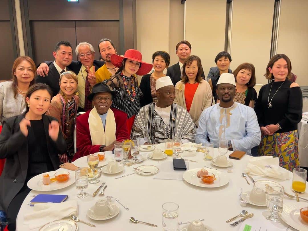 新井里茄のインスタグラム：「・ 「国際アフリカンダンス＆ドラム協会 設立記念パーティー」に参加させていただきました！  同じテーブルの方々は英語、スペイン語、フランス語、日本語色々話すからなんか懐かしい感覚🤭  ゲストにサンコンさんご夫妻、そしてギニア大使館の方もいらして下さっていました！  最後にはみんなでダンスをし、会場の熱量が上がり大盛り上がりっ🥳✨  他国の文化に触れる体験ができてとてもいい経験になりました🥺  次は現地で体験します！😎  招待してくださった @satomine さんありがとうございます！  #1.2.サンコーン #んでなんで両手出してるん #アフリカンダンス #アフリカンドラム #異文化交流  #音楽とダンスはユニバーサル」