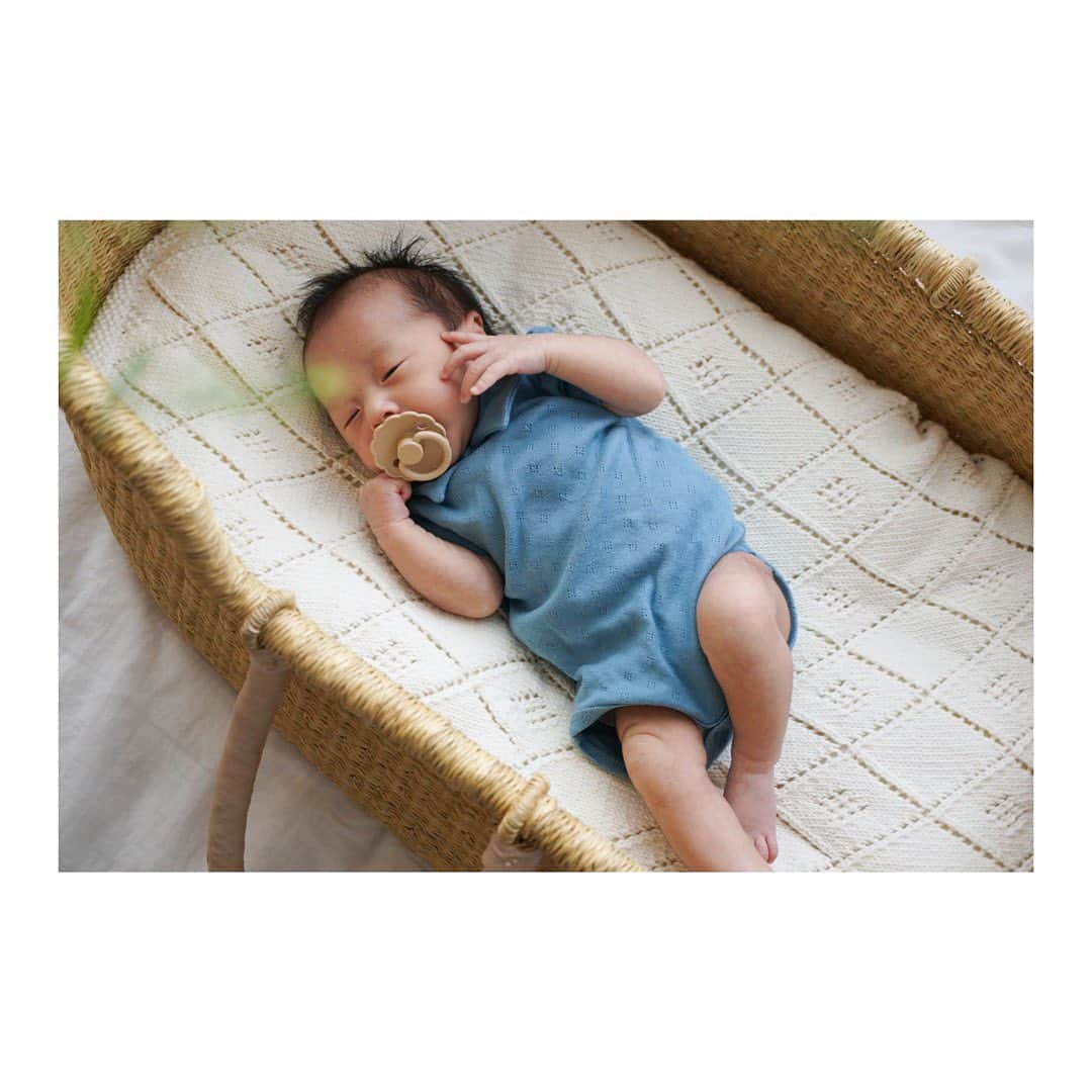 鈴木あすなのインスタグラム：「...  今日で生後25日👶♡  だいぶふっくらずっしりしてきたし、男の子だからなのか力がとっても強い💪  この世界にやってきてまだ数日。 懸命に大きくなろうとしてる姿を見ると、つい「頑張ってるね〜」って声をかけてしまう。  大変な事も多いけど、お互い頑張ってる戦友のようにも思えてくる。  新生児もあと少し。 今の瞬間を忘れないようにちょっと記録。  ................................................   rompers @bebe_organic  おしゃぶり　@frigg_official  ブランケット　@babytoly  クーファン　@bolga_baby   ................................................   babyのアイテムも少しずつ紹介していこうかな☺️ (タグ付けしました🏷)  なるべくオーガニックなもの、地球に優しいものを選んでいます🌱  #新生児#生後25日#babyboy#asuna👶」