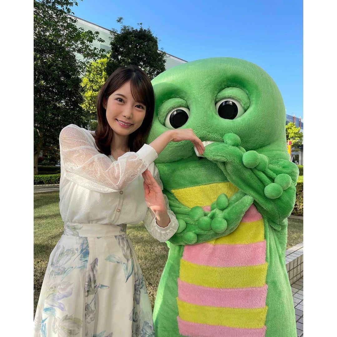 竹俣紅のインスタグラム：「🍀 ガチャピンがやってみたいというポーズにトライ。 ⁡ 最初、どうしてこの腕の形なのかわからなかったのですが、 二人合わせるとハートになるってことか！と、途中で気づきました💚 無事、ハートに見えますでしょうか？笑 指ハート、顔ハートだけでなく、こんなハートのポーズもあるのですね。 ⁡ ⁡ 2枚目は、 “ギャルピ” というポーズをガチャピンが教えてくれました✌️ ガチャピンはいろんなポーズを知っています。 ⁡ ⁡ ゴールデンウィークは、何か予定を立てましたか？ ガチャピンとわたしはお仕事ですが、 みなさんは楽しい連休をお過ごしください☺️ ⁡ ⁡ #イット #ガチャピン」